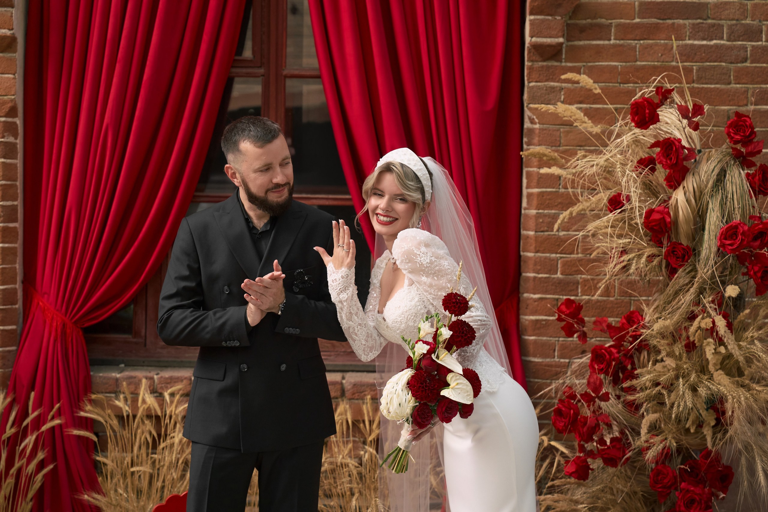 Свадебная фотосессия в русском (славянском) стиле с красным декором