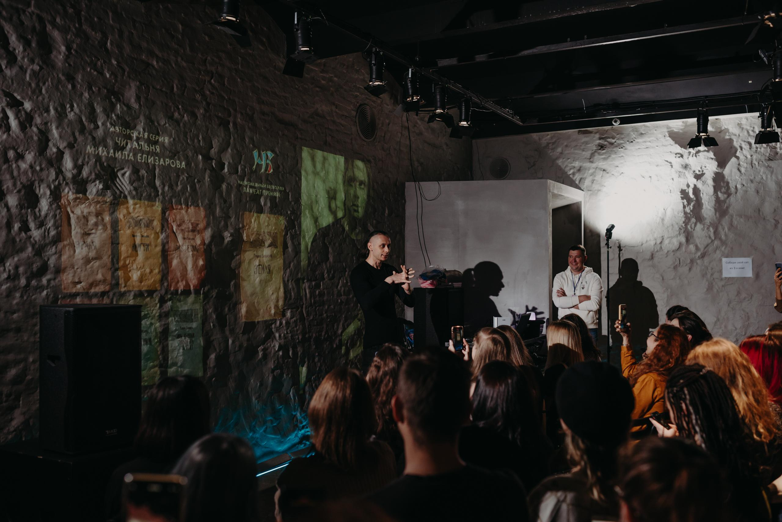 Издательство АСТ. Фотограф в Москве Илья Максимов