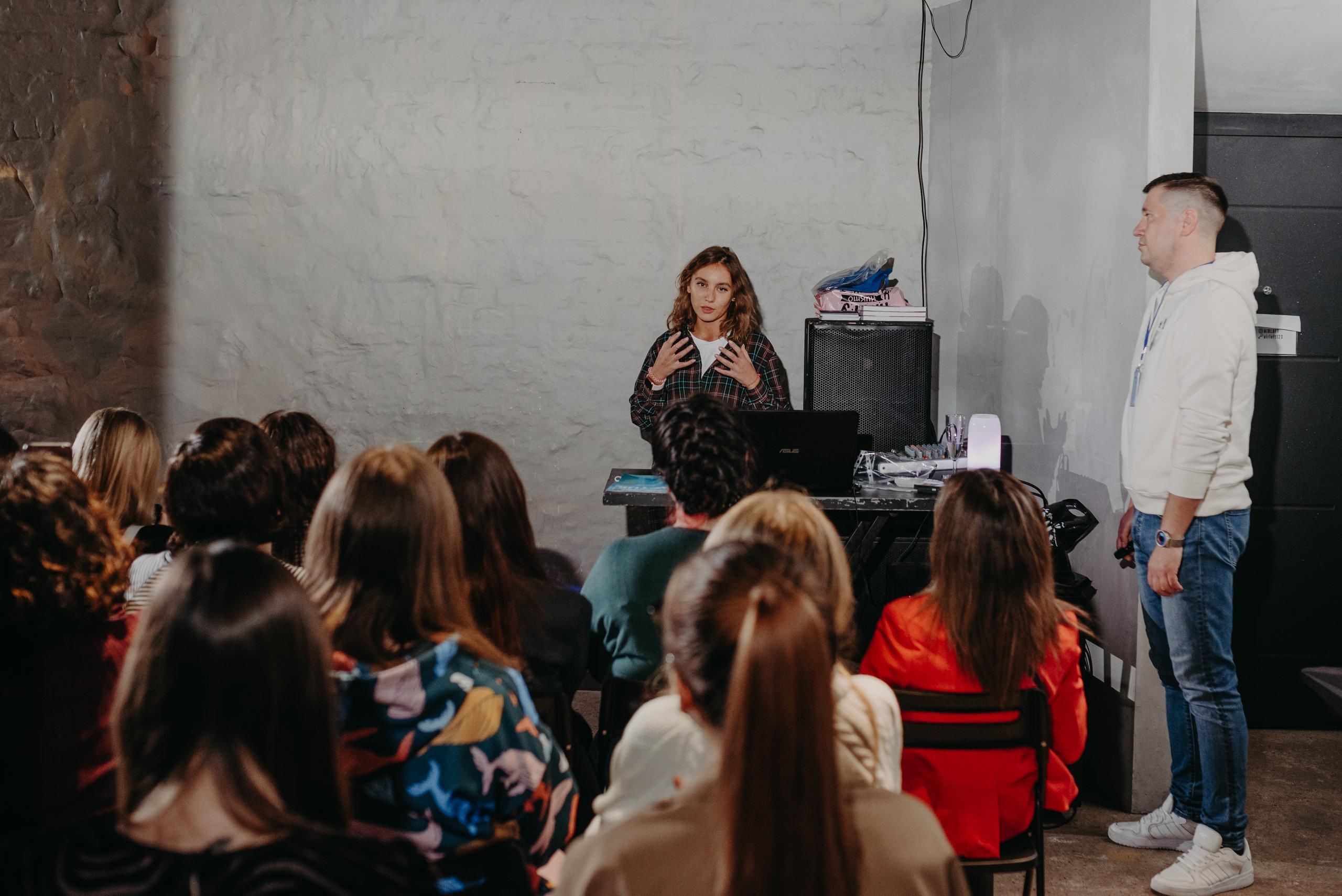 Издательство АСТ. Фотограф в Москве Илья Максимов