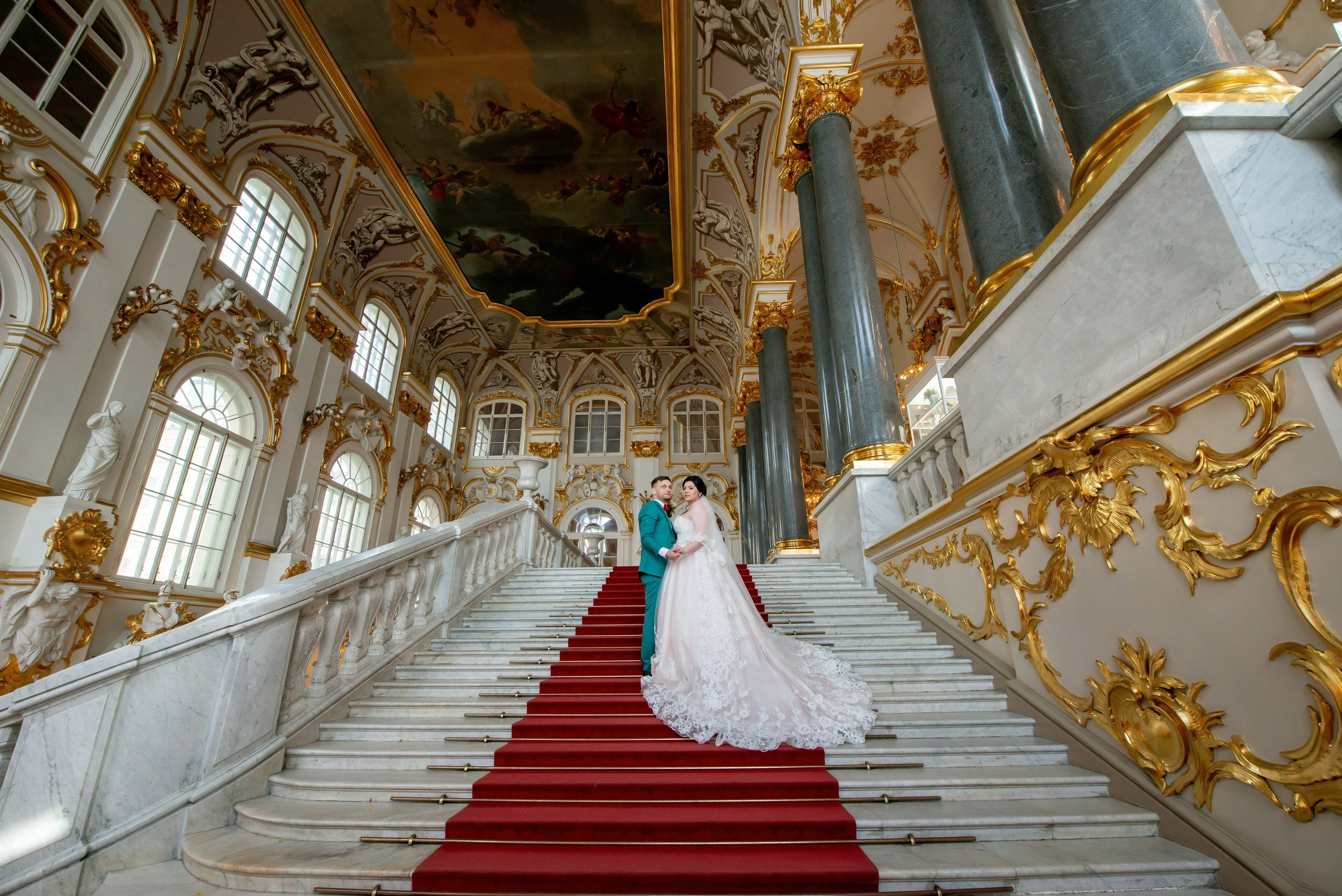 Самая красивая свадебная фотосессия в Эрмитаже. Лучшие свадебные фотографии в Эрмитажа. Портретный, семейный и свадебный фотограф в Санкт-Петербурге и в Пушкине Ширяев Денис