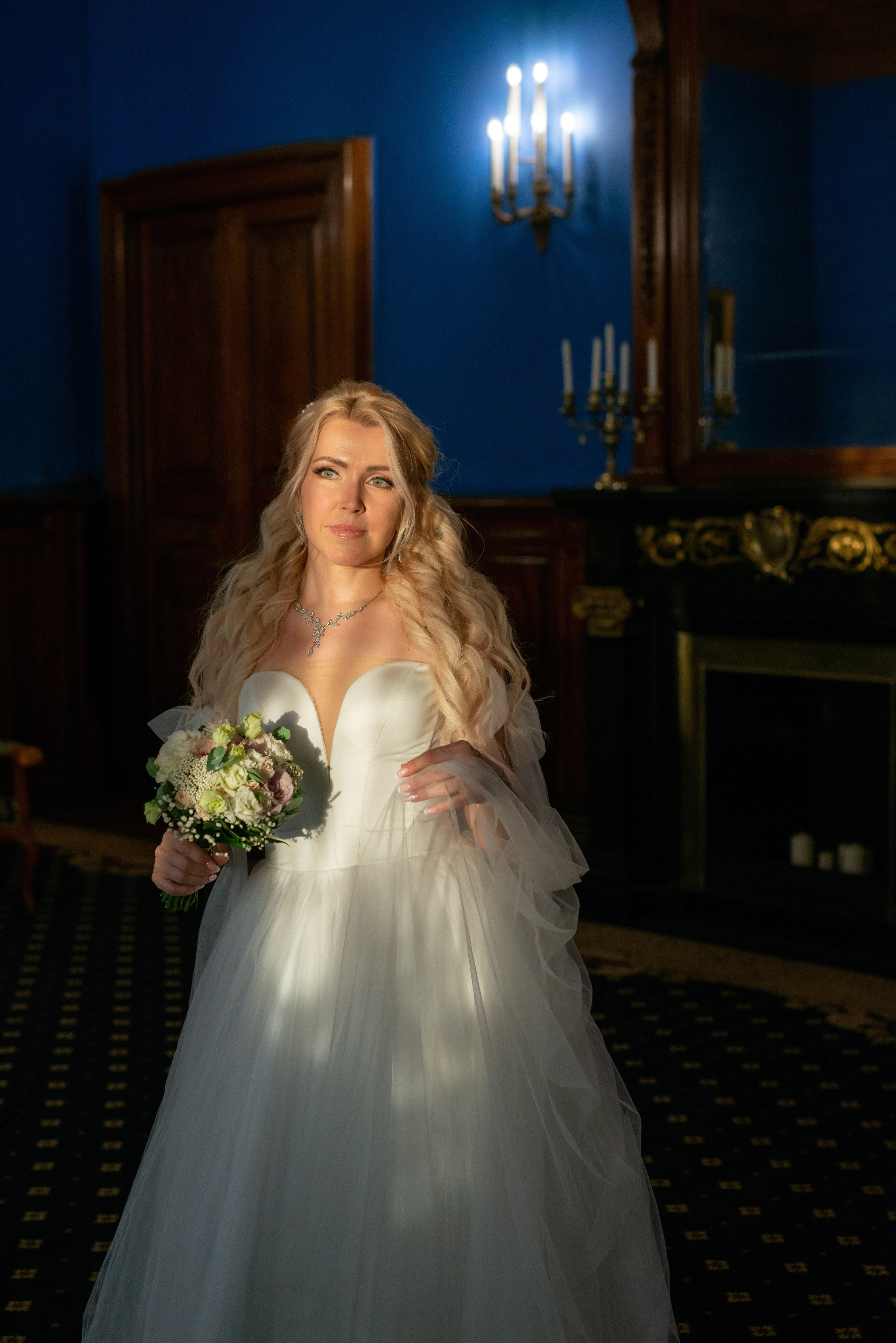 Евгения (фотосессия с малиновым chevrolet camaro, в сирени в Пушкине в Екатерининском парке). Портретный, семейный и свадебный фотограф в Санкт-Петербурге и в Пушкине Ширяев Денис