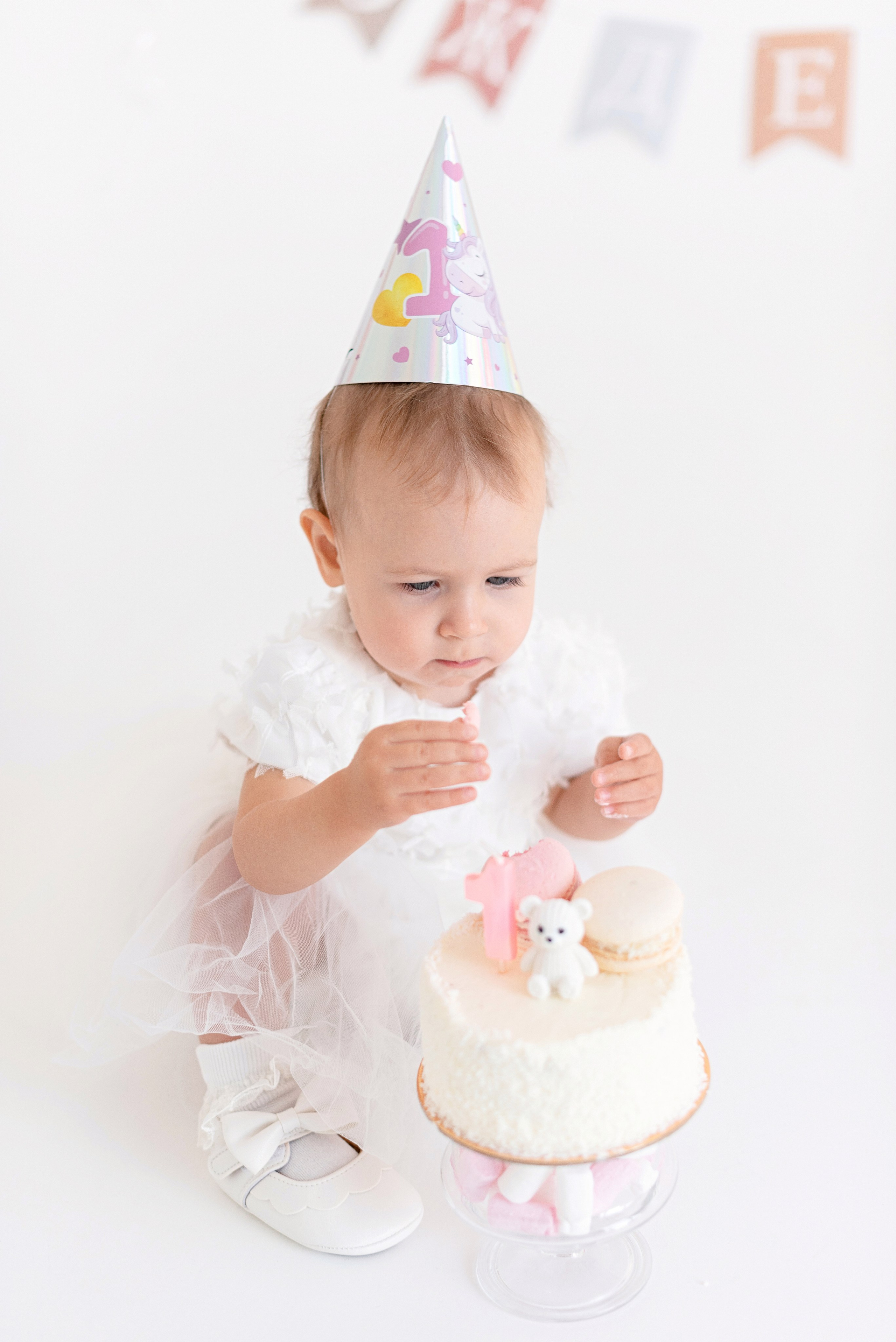 Фотосессия дня рождения малыша в студии, торт, воздушные шары, мыльные пузыри, профессиональный фотограф в Сургуте и Нефтеюганске.