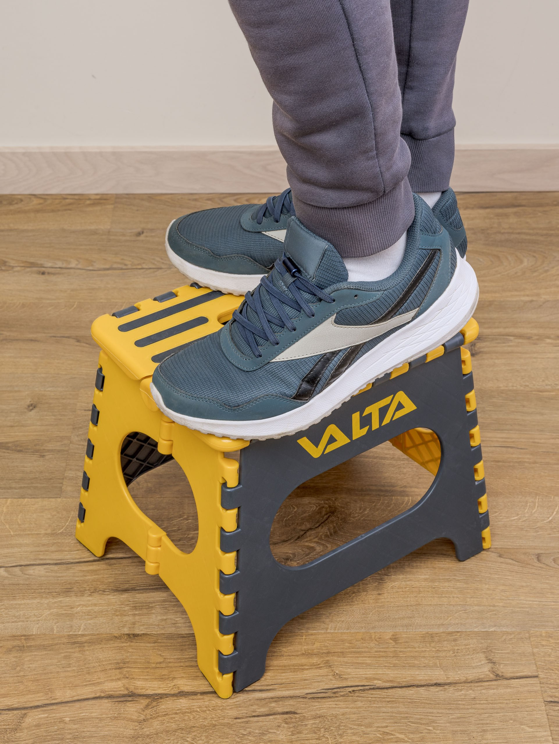 Предметные фотографии бытовых и строительных инструментов