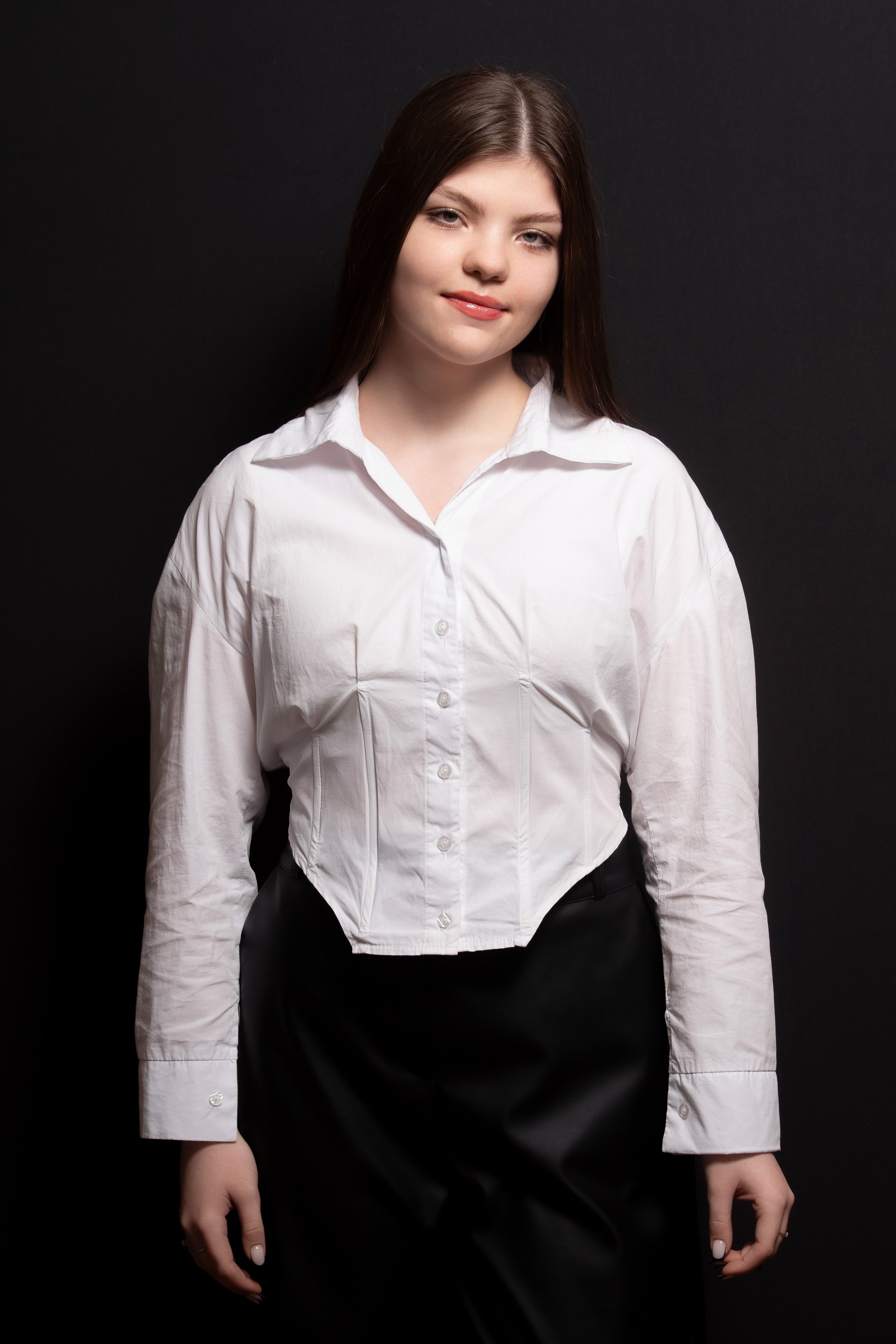 Портретная фотосессия для учеников 9 класса на чёрном фоне | Школьный фотограф Николай Богатырёв | Твой альбом / Твои правила. ТВОЙ АЛЬБОМ / ТВОИ ПРАВИЛА