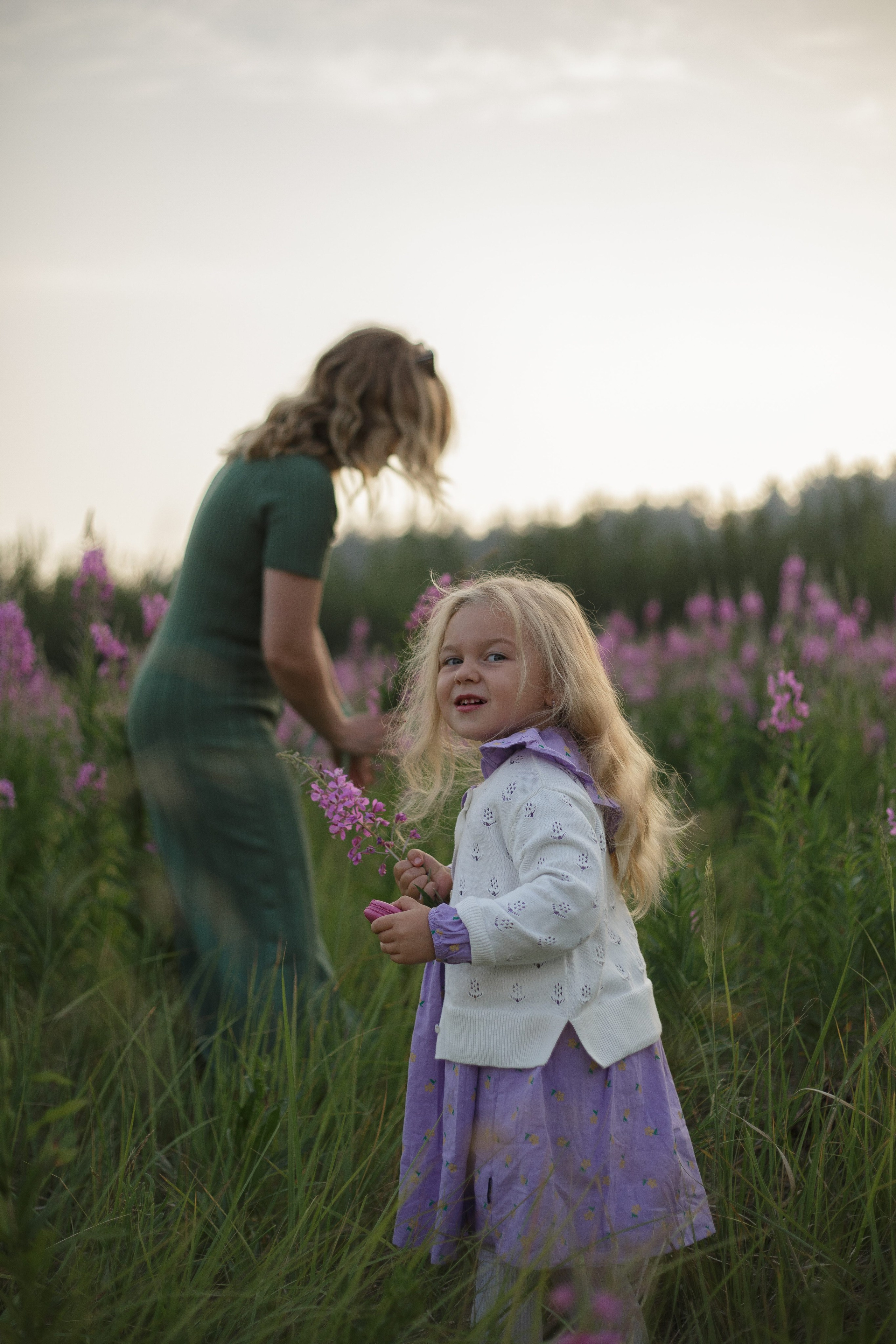 Семейная фотосъемка в поле летом 2023. Марина Рерих — портретный фотограф в Екатеринбурге