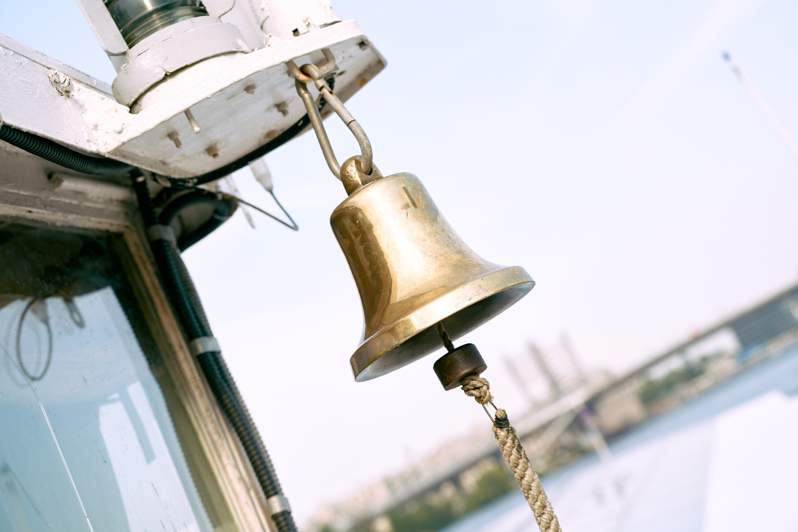 Бронзовый корабельный колокол на палубе прогулочного судна