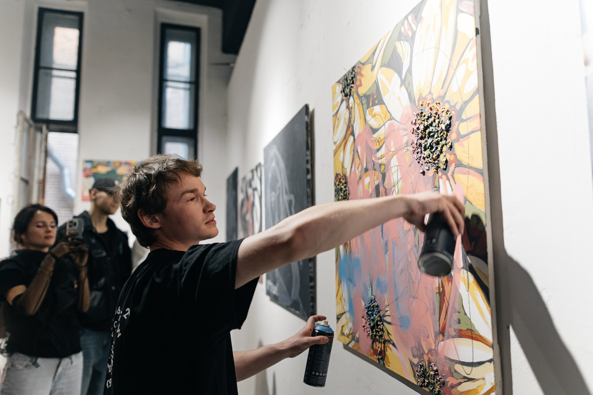 IZZI ROOM | Открытие выставки | май 2025. Репортажный фотограф в Санкт-Петербурге СПБ Алиса Ческидова на ваше мероприятие