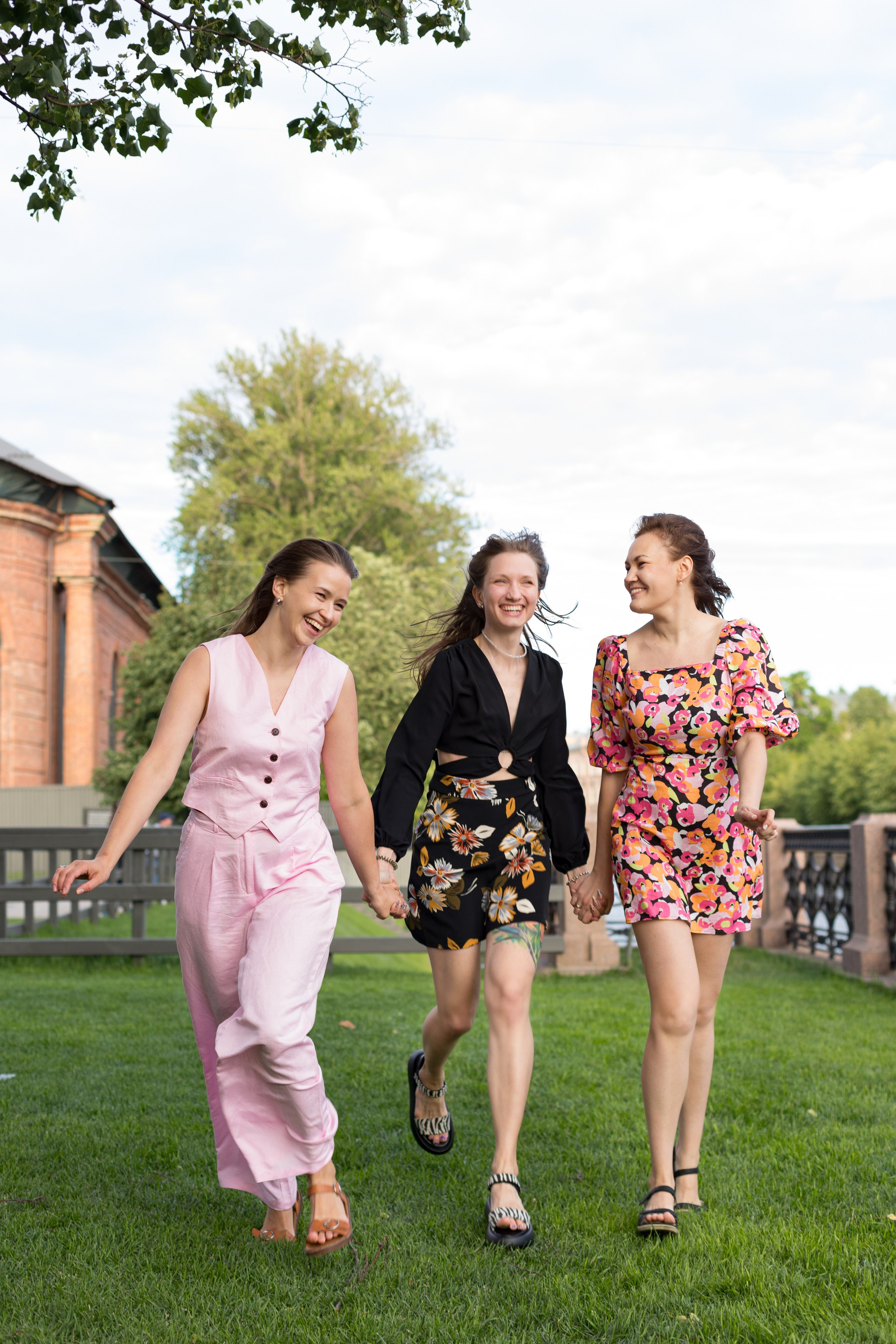 Летняя фотопрогулка трех подруг на острове Новая Голландия. Детский и контент фотограф Надя Волкова Санкт-Петербург