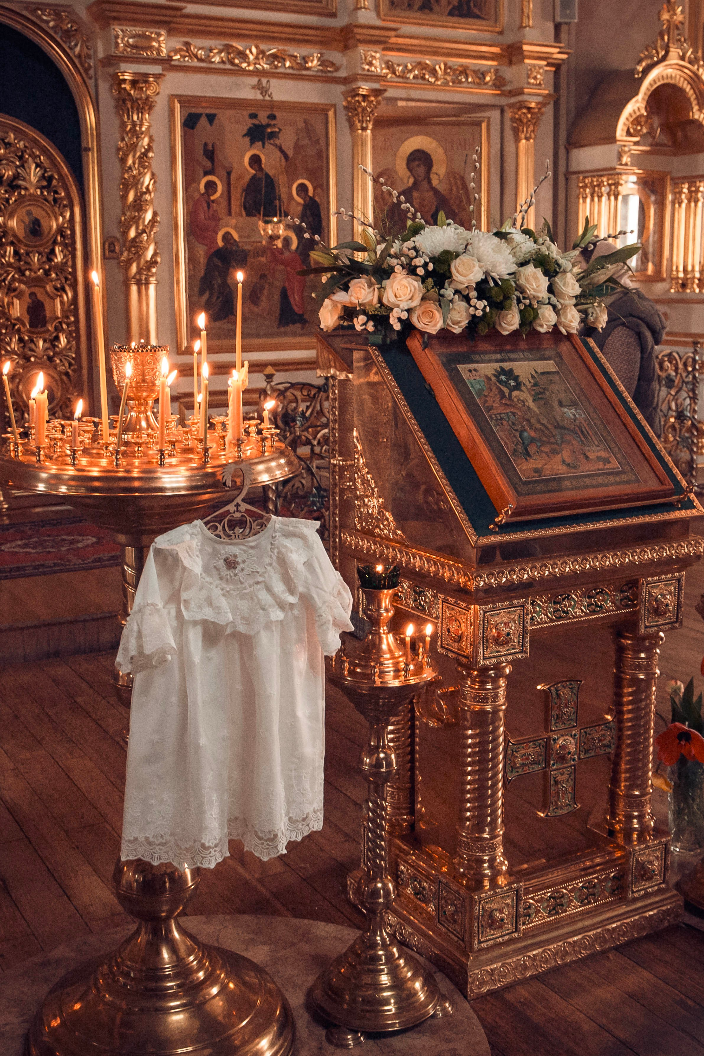 крестильное платьице на фоне алтаря. Фото Юлии Щедриной