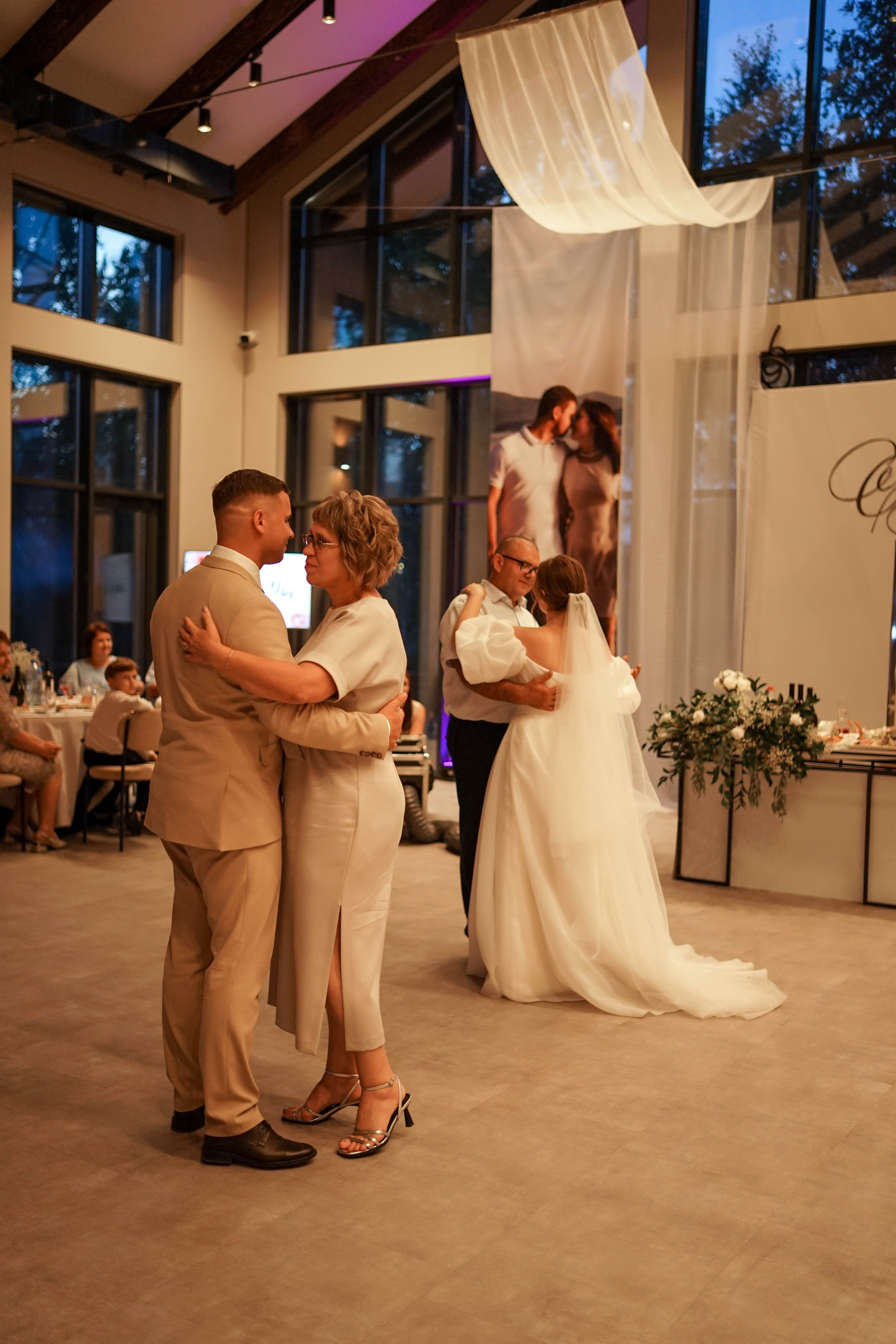 Лиза и Сережа: регистрация, прогулка и банкет. Фотограф в Иркутске