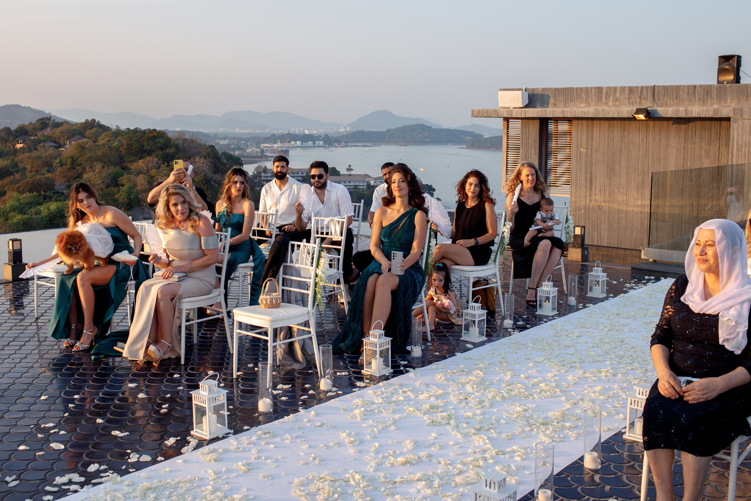 Свадьба с гостями на Пхукете. Фотограф на Пхукете в Таиланде