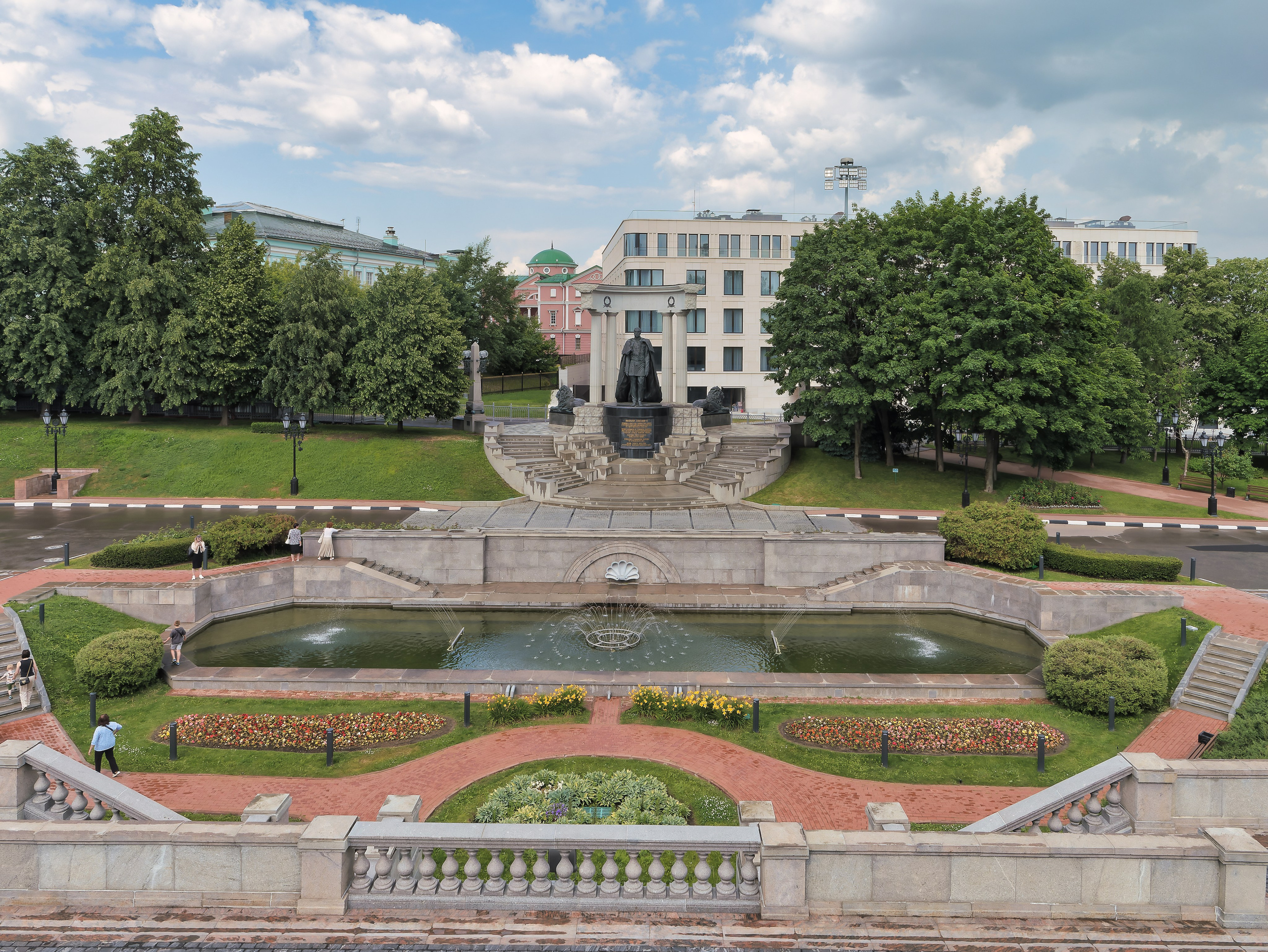 Картинки с острова между Берсеневской и Якиманской набережными Москвы-реки. Фотограф Никифоров-Гордеев Сергей. Москва и МО