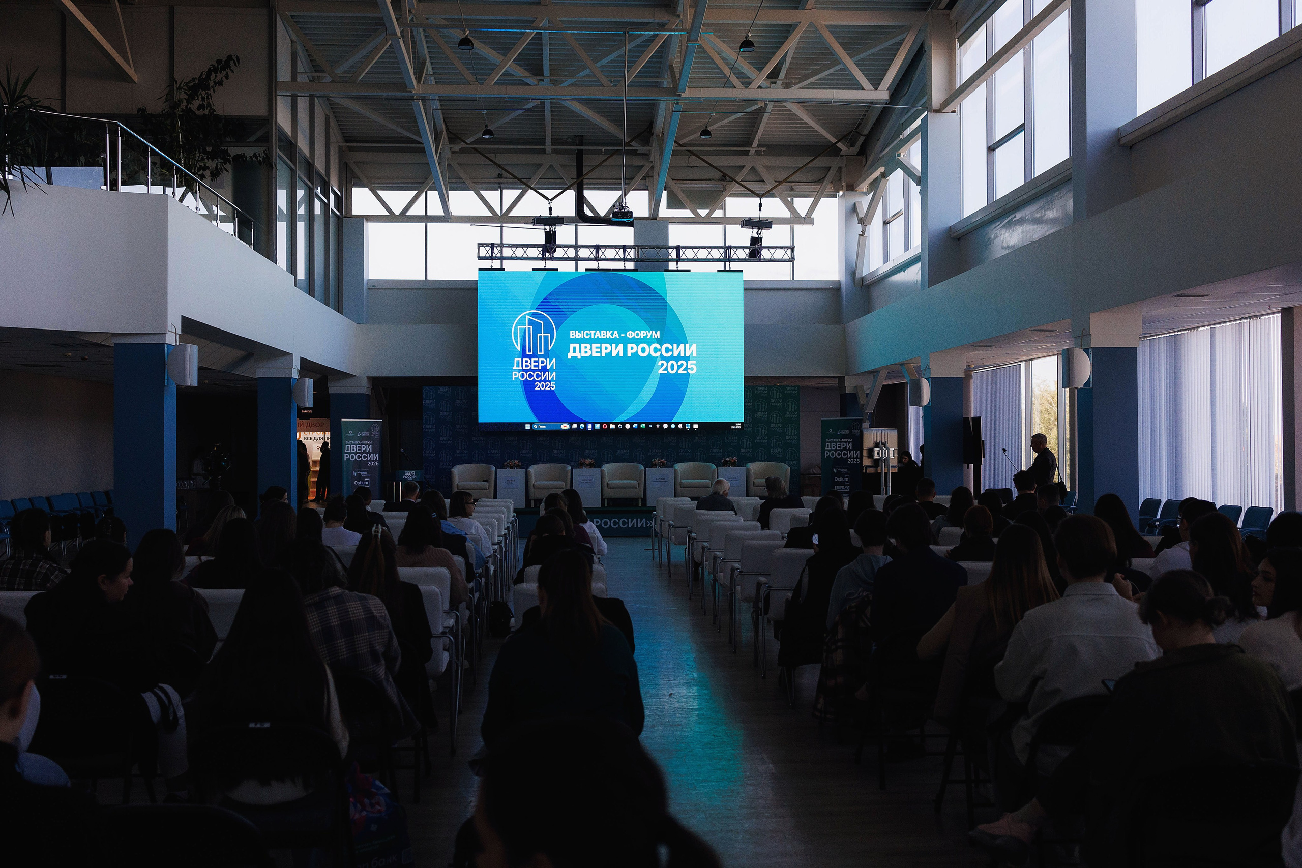 Репортажная съемка форума «Двери Росси-2025» в Чебоксарах. Портретный и репортажный фотограф в Чебоксарах Андриян Чаркин