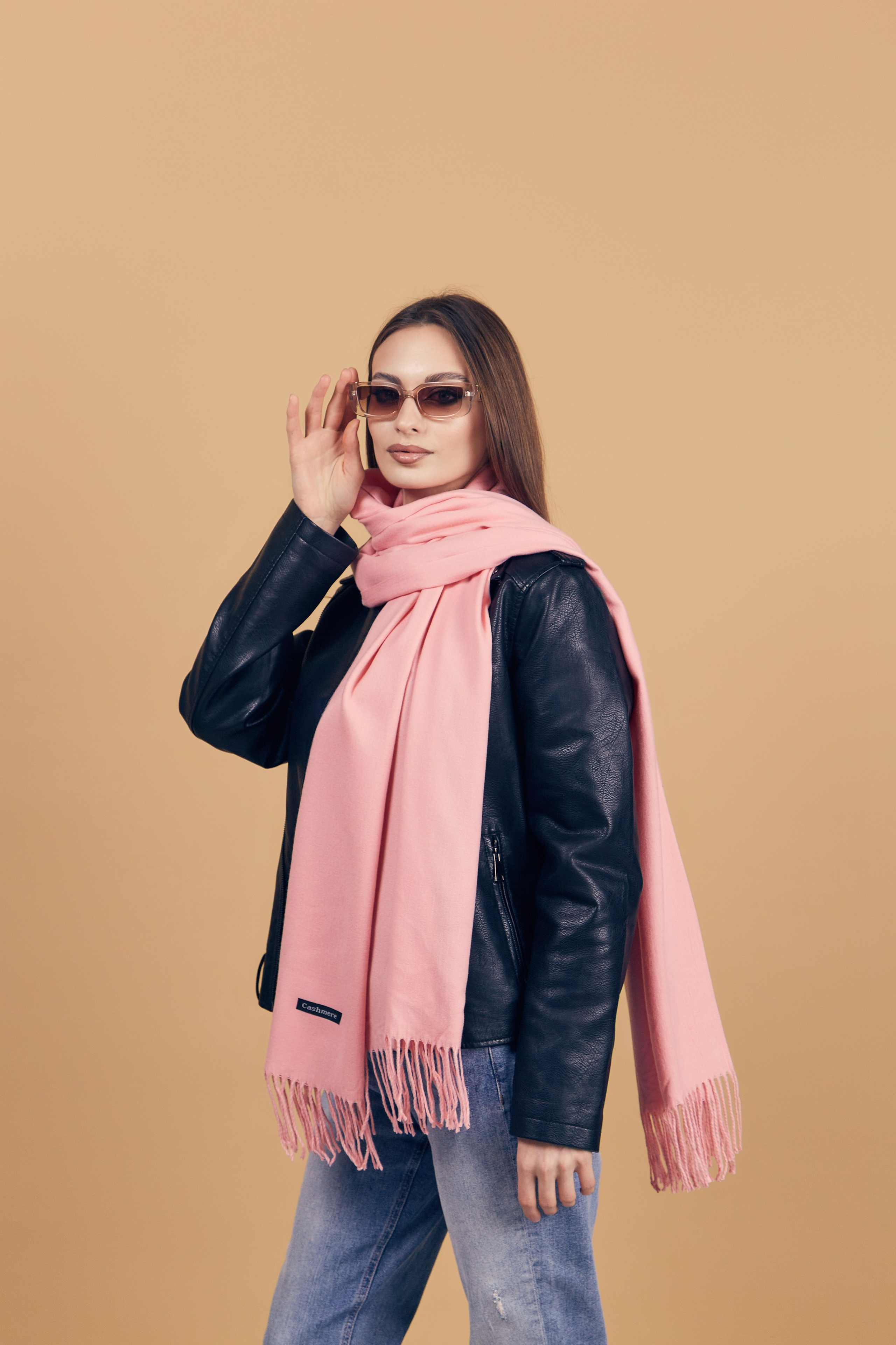 Фотосессия женских шарфы. Фотограф Руслан Потапов в Краснодаре