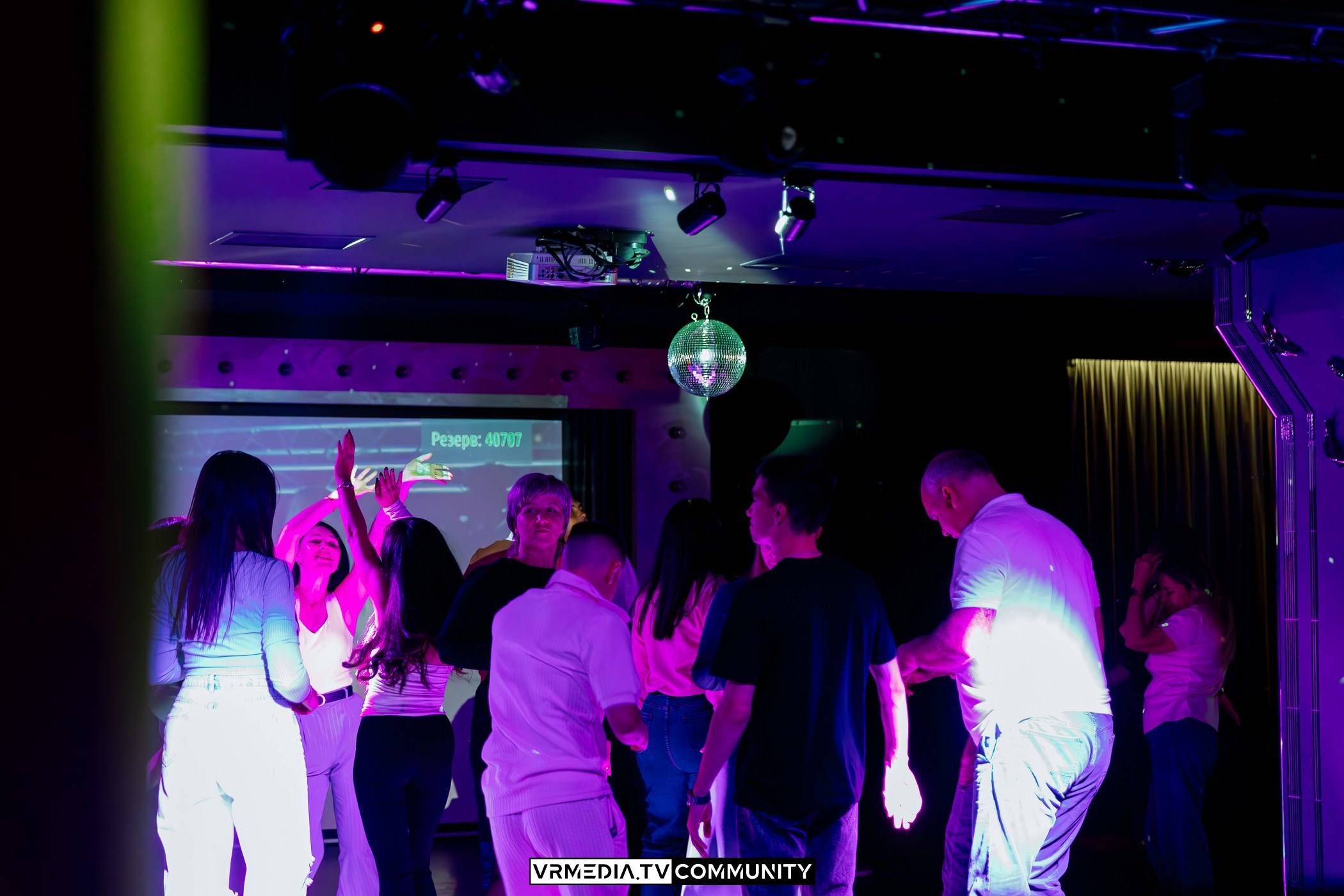 Караоке-бар «Volna»: Friends day или день дружбана