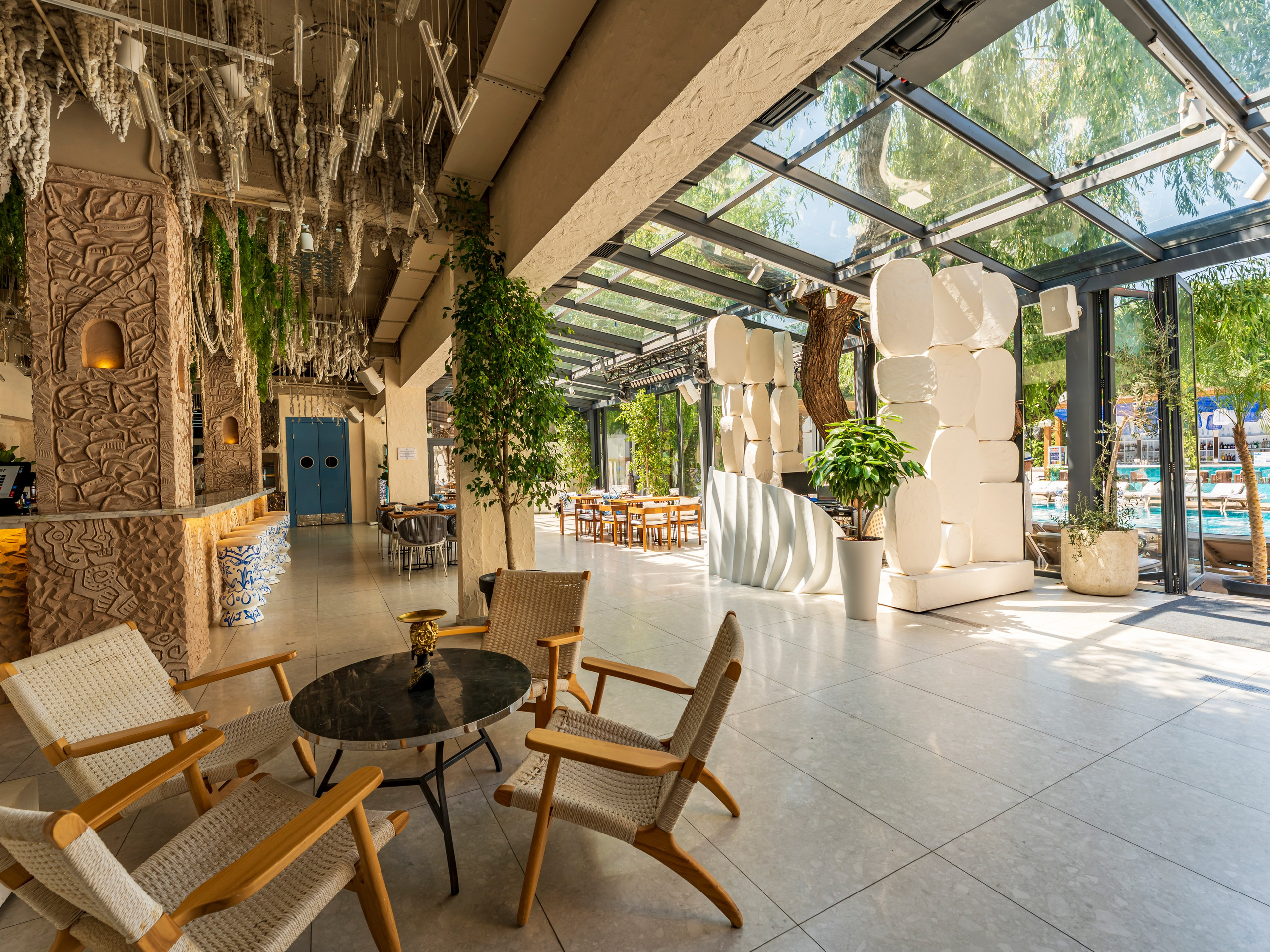 Eden Pool&Bar, съемка бассейна в июле 2026 года. Интерьерный фотограф Алматы