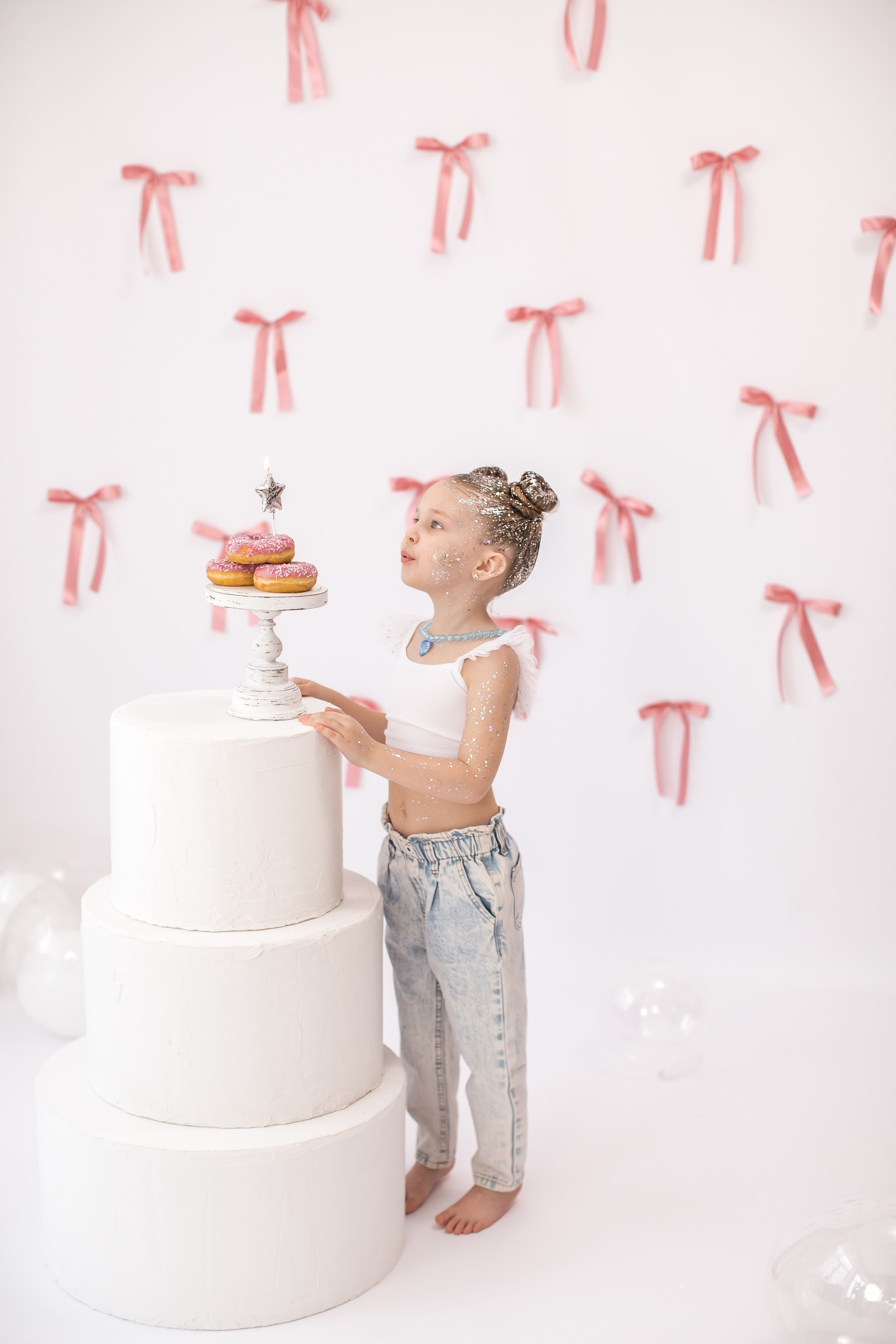 День рождение от 4 до 18 лет (на белом фоне). Детский семейный фотограф на первый годик город Новосибирск Дымова Светлана пакеты всё включено 1-3 года