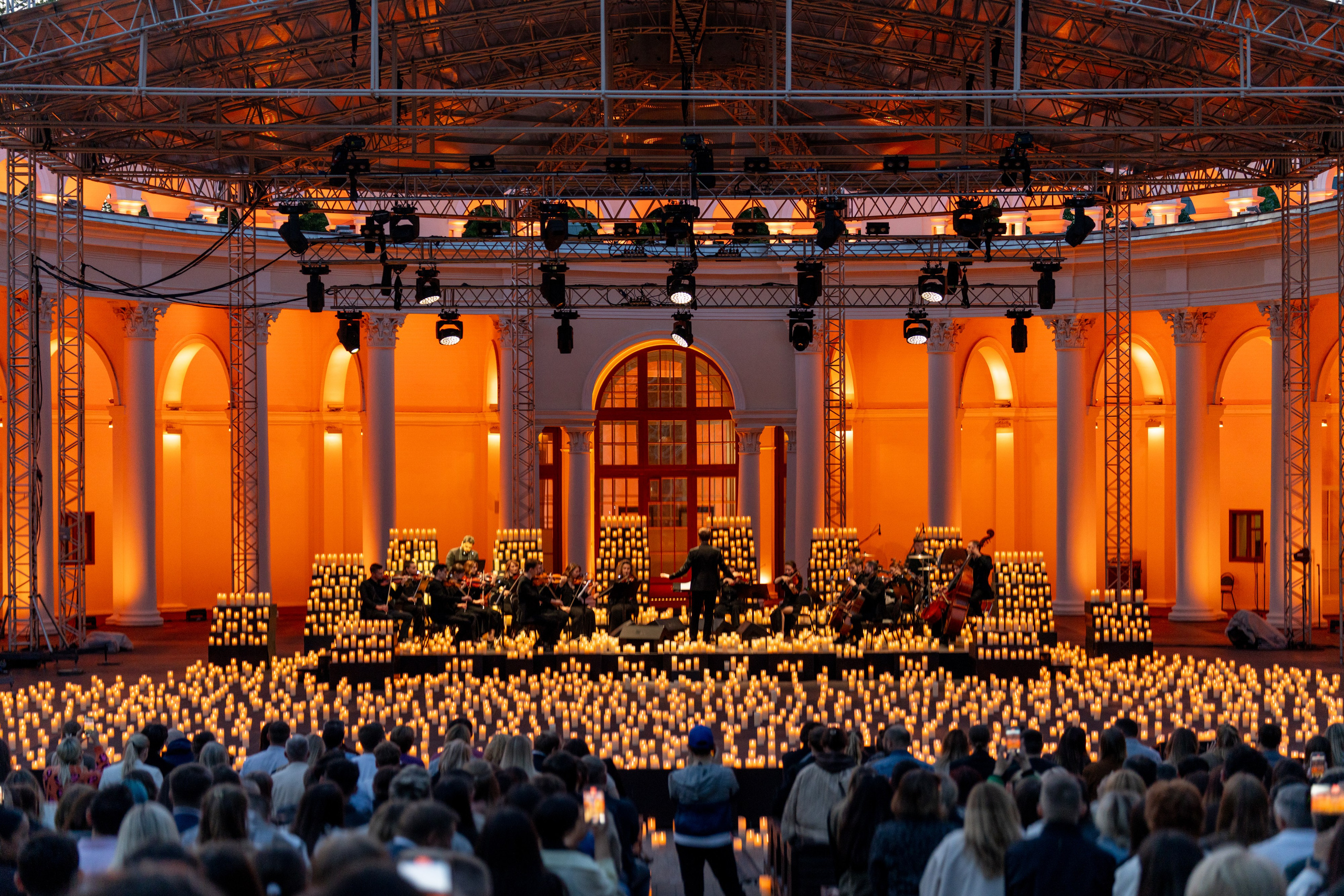 Симфонический оркестр Lumisfera при свечах. Фотограф Никита Комаров