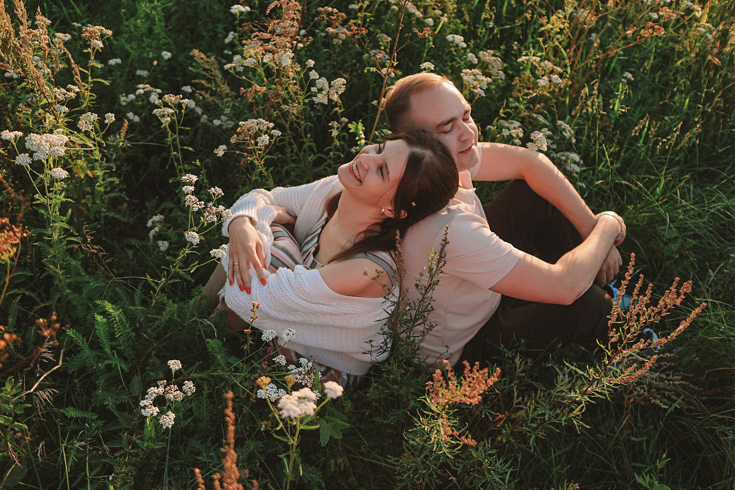 Поле love story на закате. Семейный фотограф Тюмень, фотограф на роды Салмина Мария