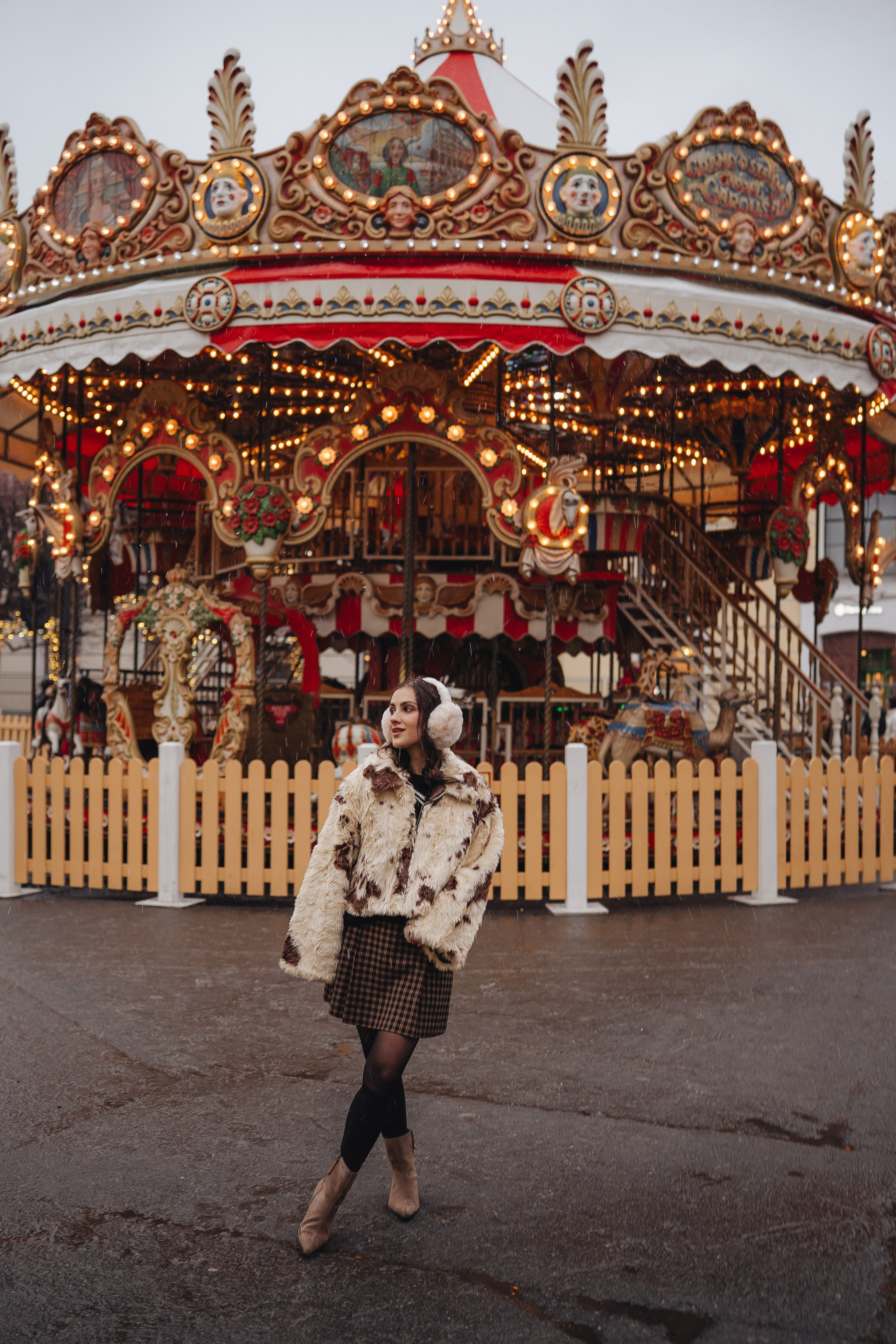 ПРОГУЛКА НА МАНЕЖНОЙ ПЛОЩАДИ ДЛЯ ДЕВУШКИ ПЕРЕД НОВЫМ ГОДОМ (НОВОГОДНЯЯ ФОТОСЕССИИЯ НА МАНЕЖНОЙ ПЛОЩАДИ). Профессиональный фотограф, Санкт-Петербург — Виктория Богомолова