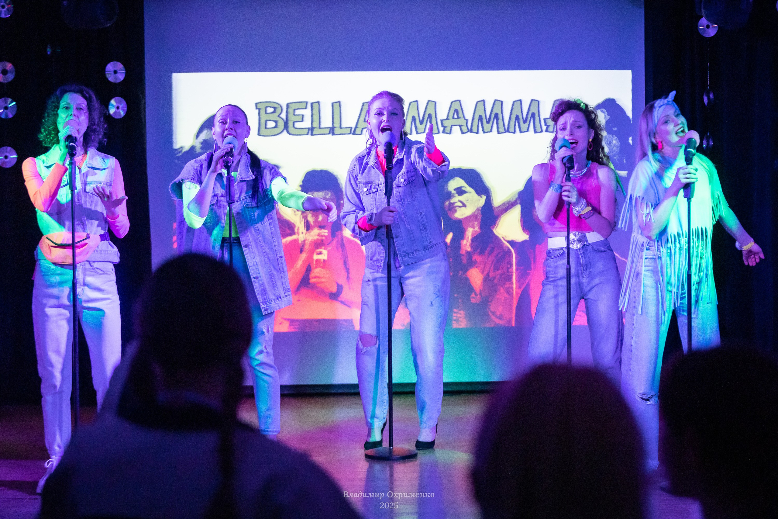 Концерт вокального коллектива Bella Mamma «Мы из 90-х». Фотограф Владимир Охрименко