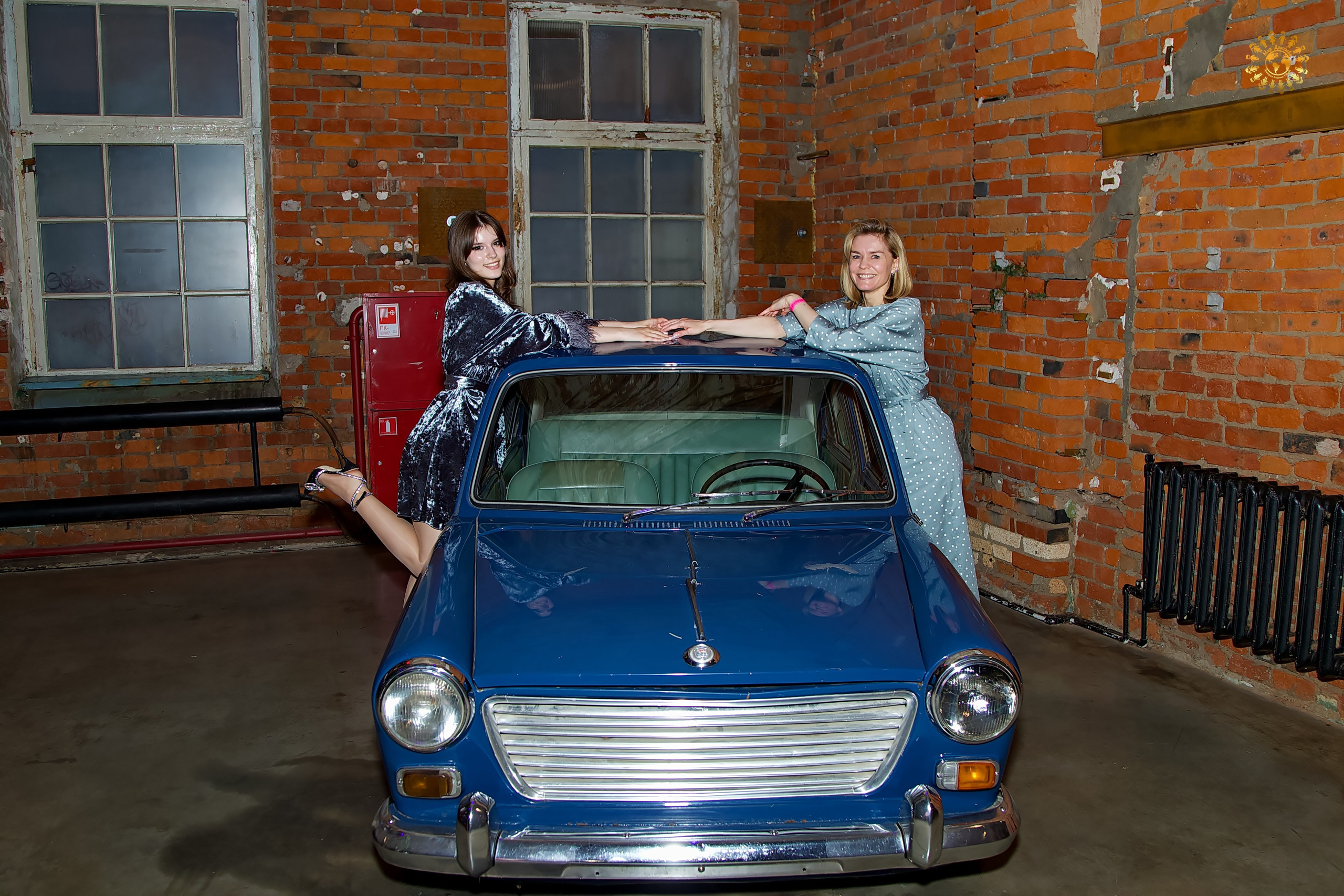 Выпускной 2023 (9-й класс, школа № 46). Loft Urban. Москва. Репортажная съемка в Москве и области. Анималистика