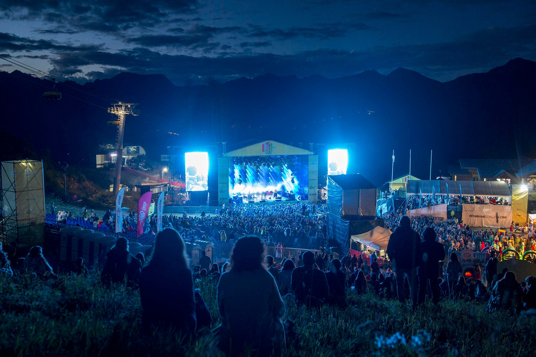 Концерт на музыкально фестивале в Красной Поляне, который организован компанией Мегафон. Зрители на концерте. Фотограф в Сочи. 
