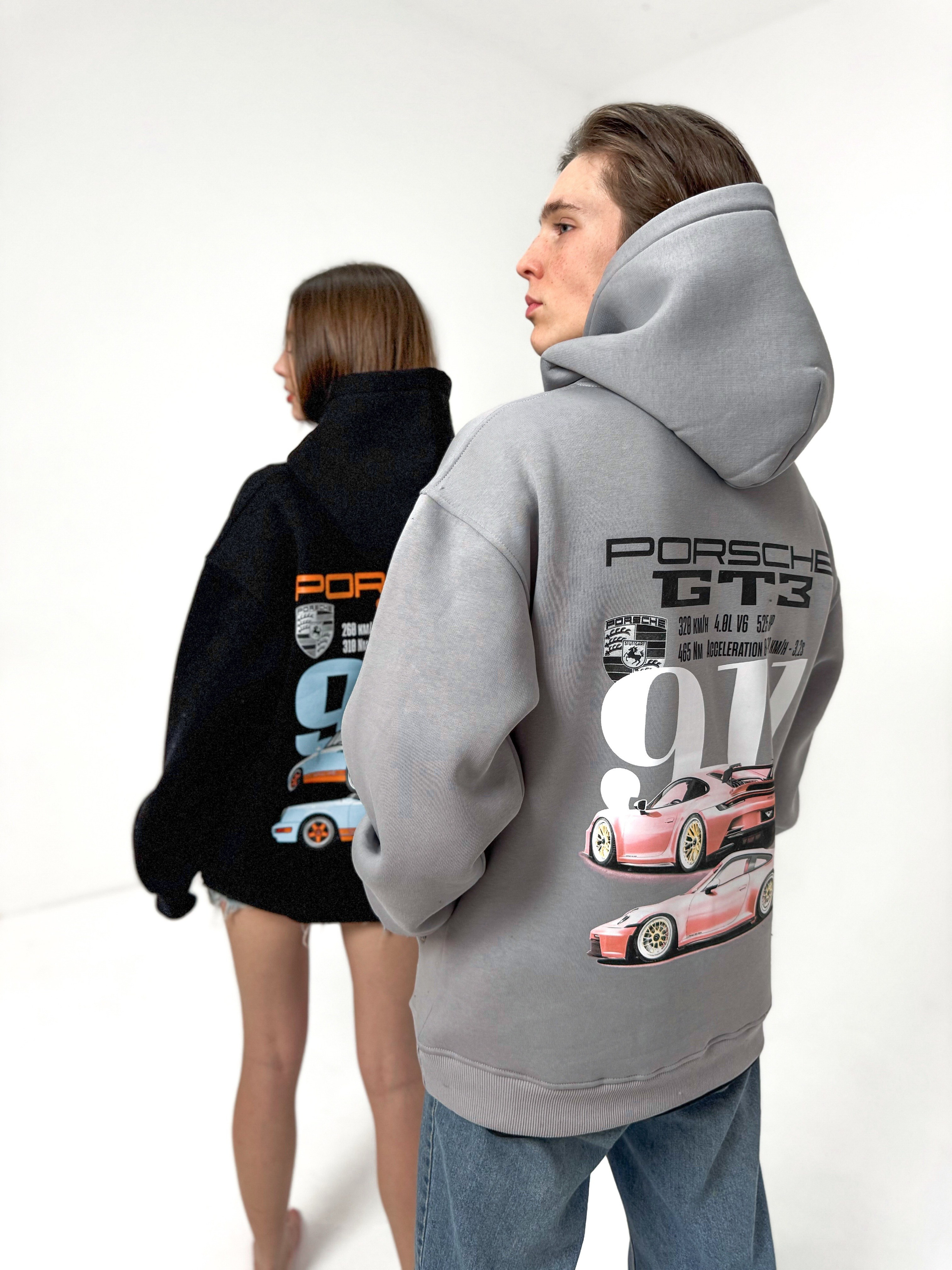 Парень и девушка модели стоят спиной и рекламируют одежду