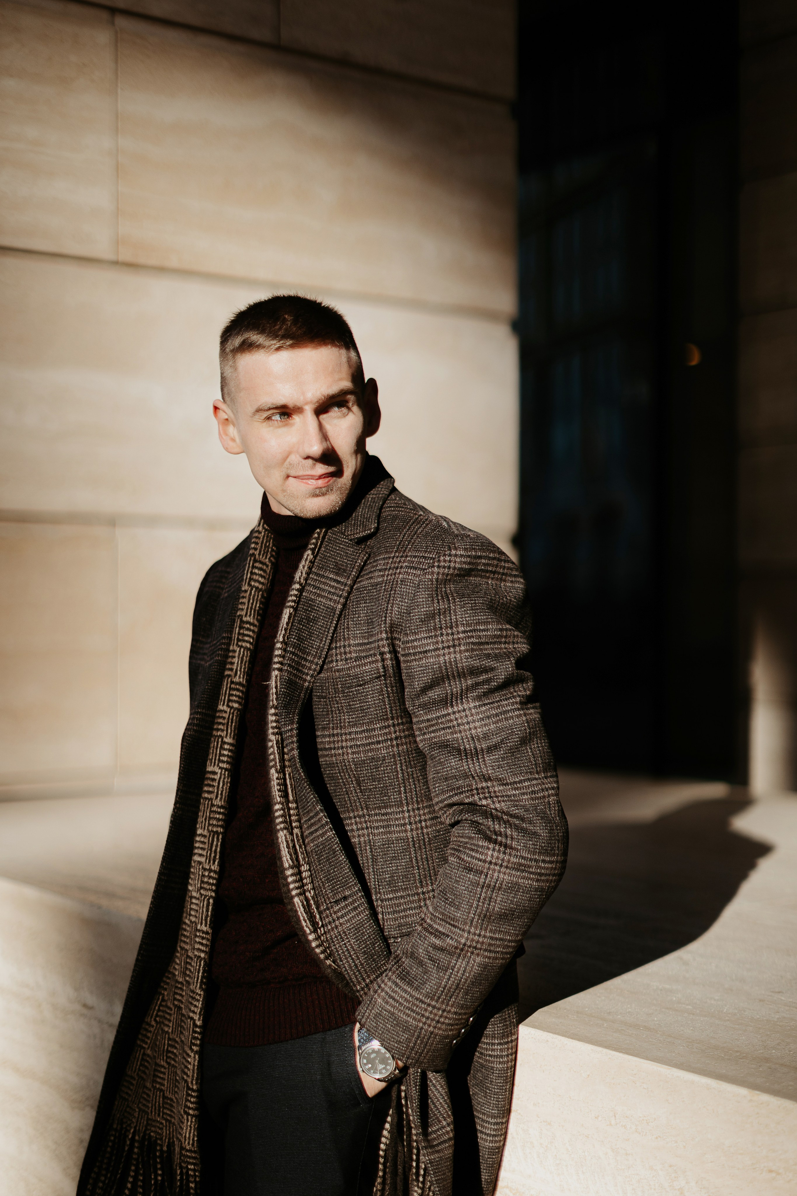 Имиджевый портрет мужчины в пальто на улице