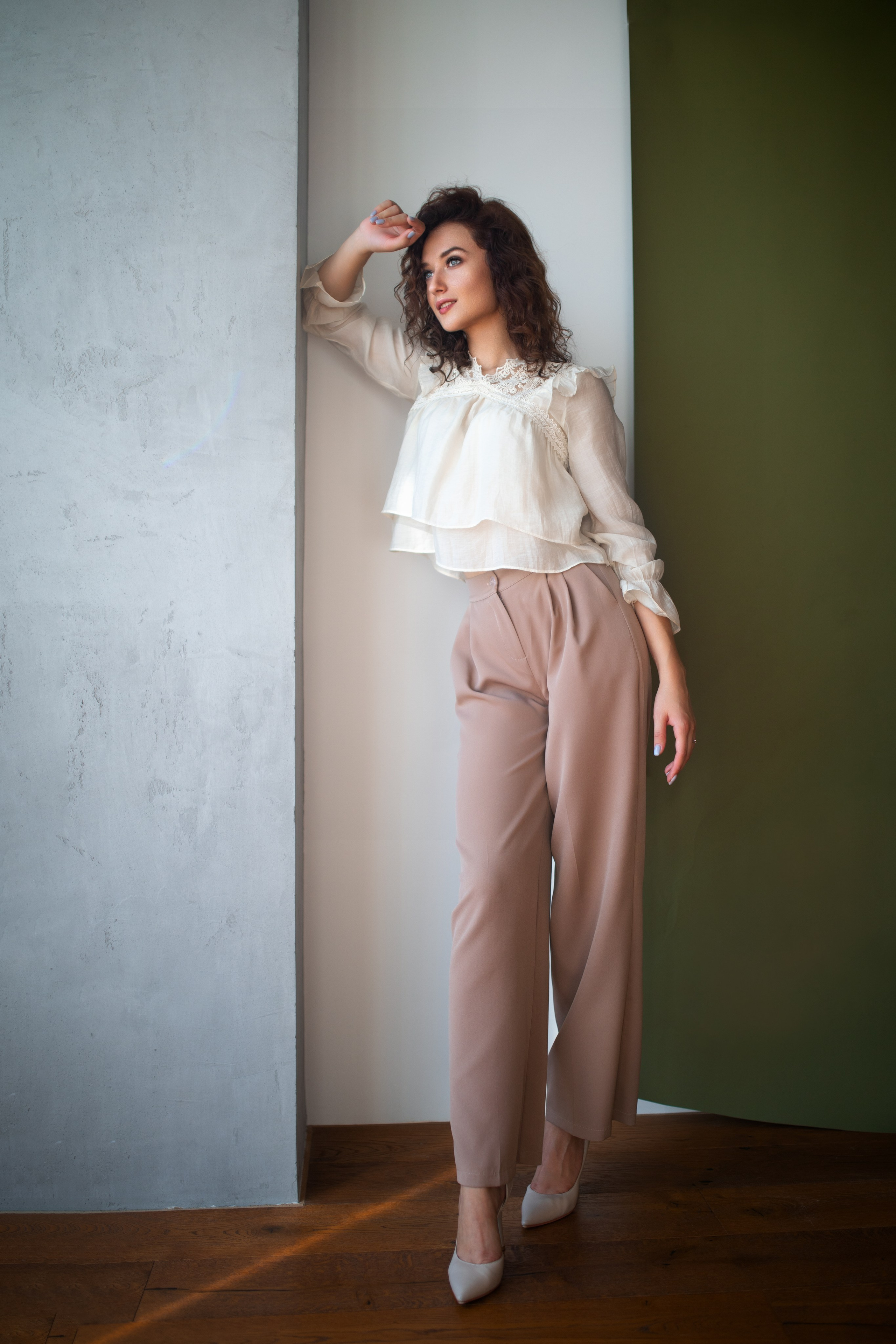 Фотосет с Анастасией в студии с минимальным интерьером в формате для «себя»