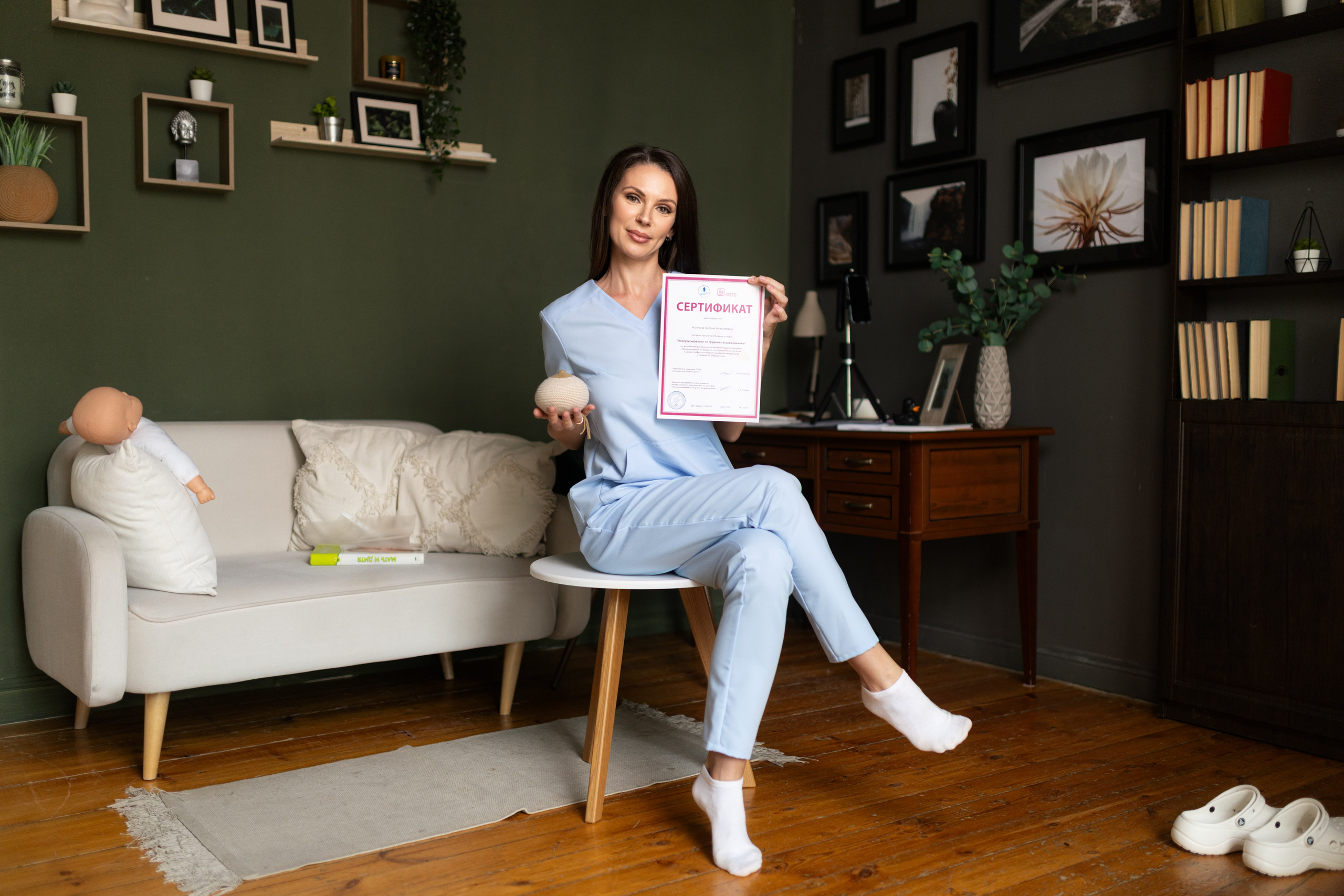 Контент съемка в студии с интерьером с Оксаной — специалиста по грудному вскармливанию для контента. Дмитрий Шульгин, портретный фотограф в Воронеже