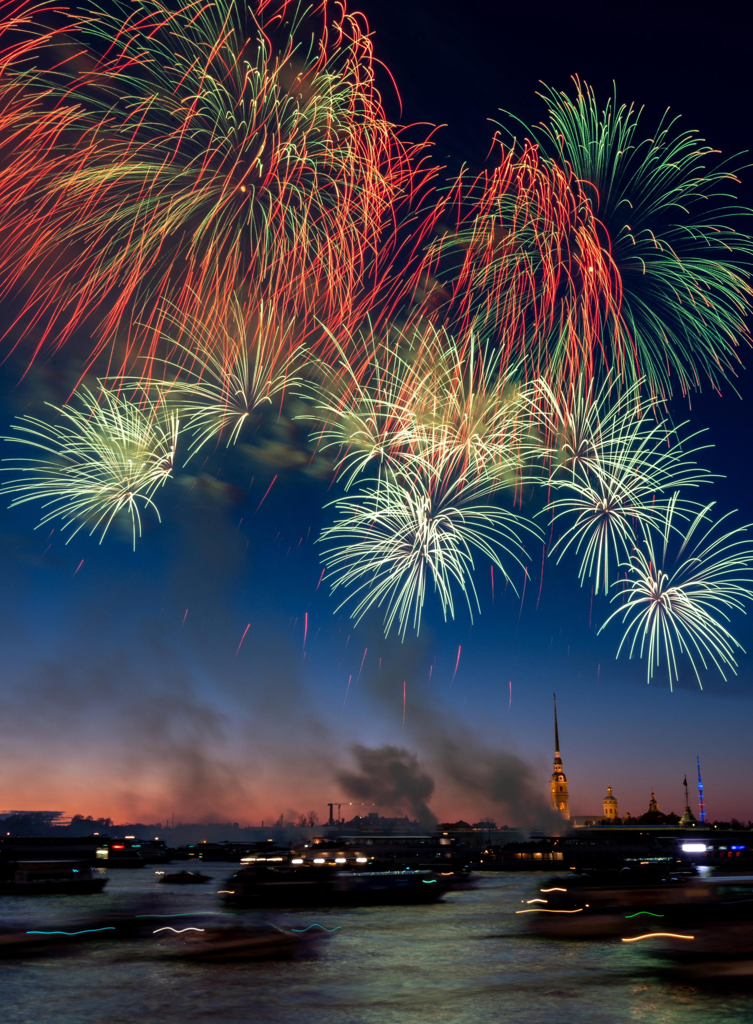 Новогодний или праздничный фейерверк над Невой и Петропавловкой, разноцветные вспышки салюта, ночной Санкт-Петербург, фотограф Мальцев Евгений.