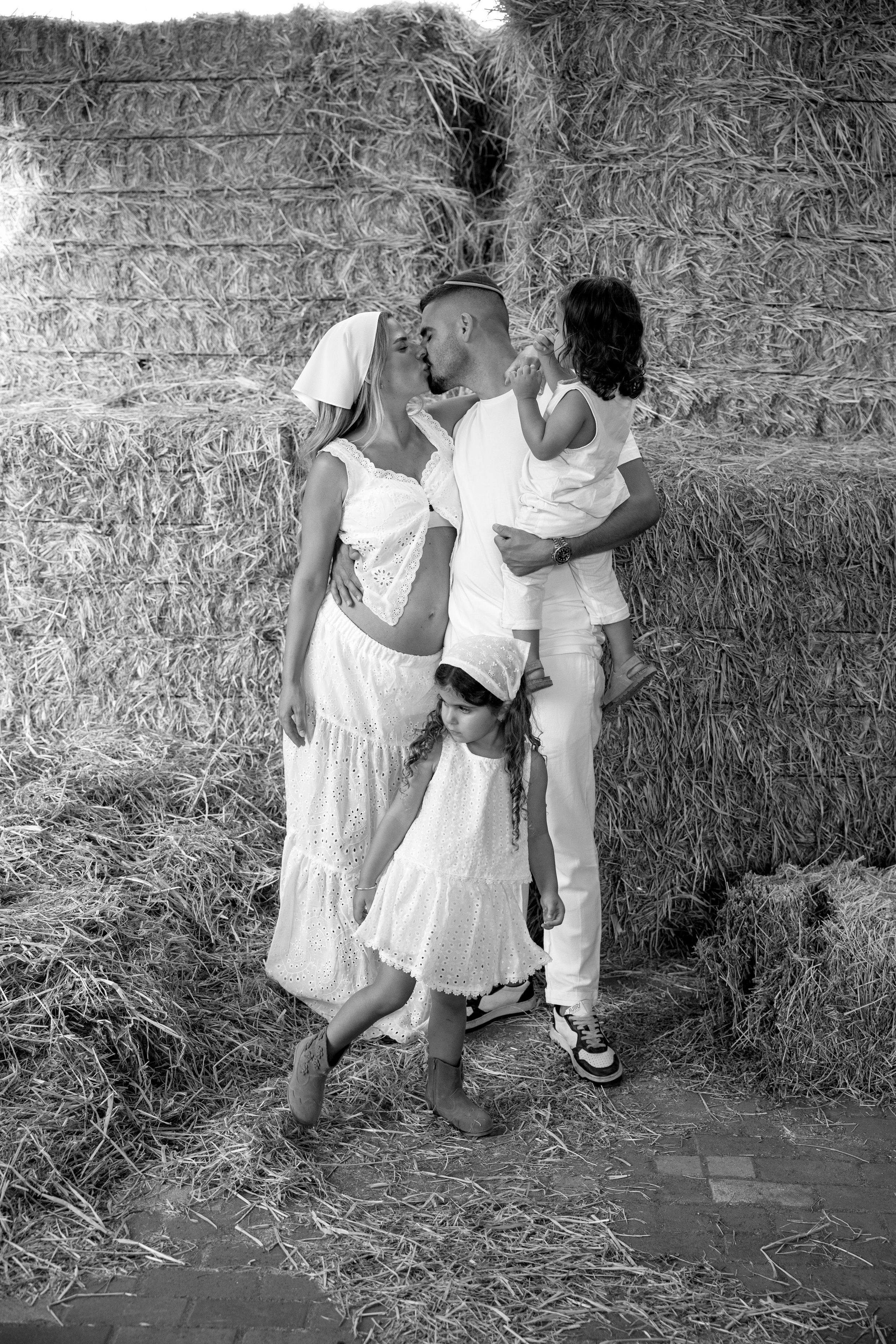 Pregnancy photoshoot at the horse farm. Главная