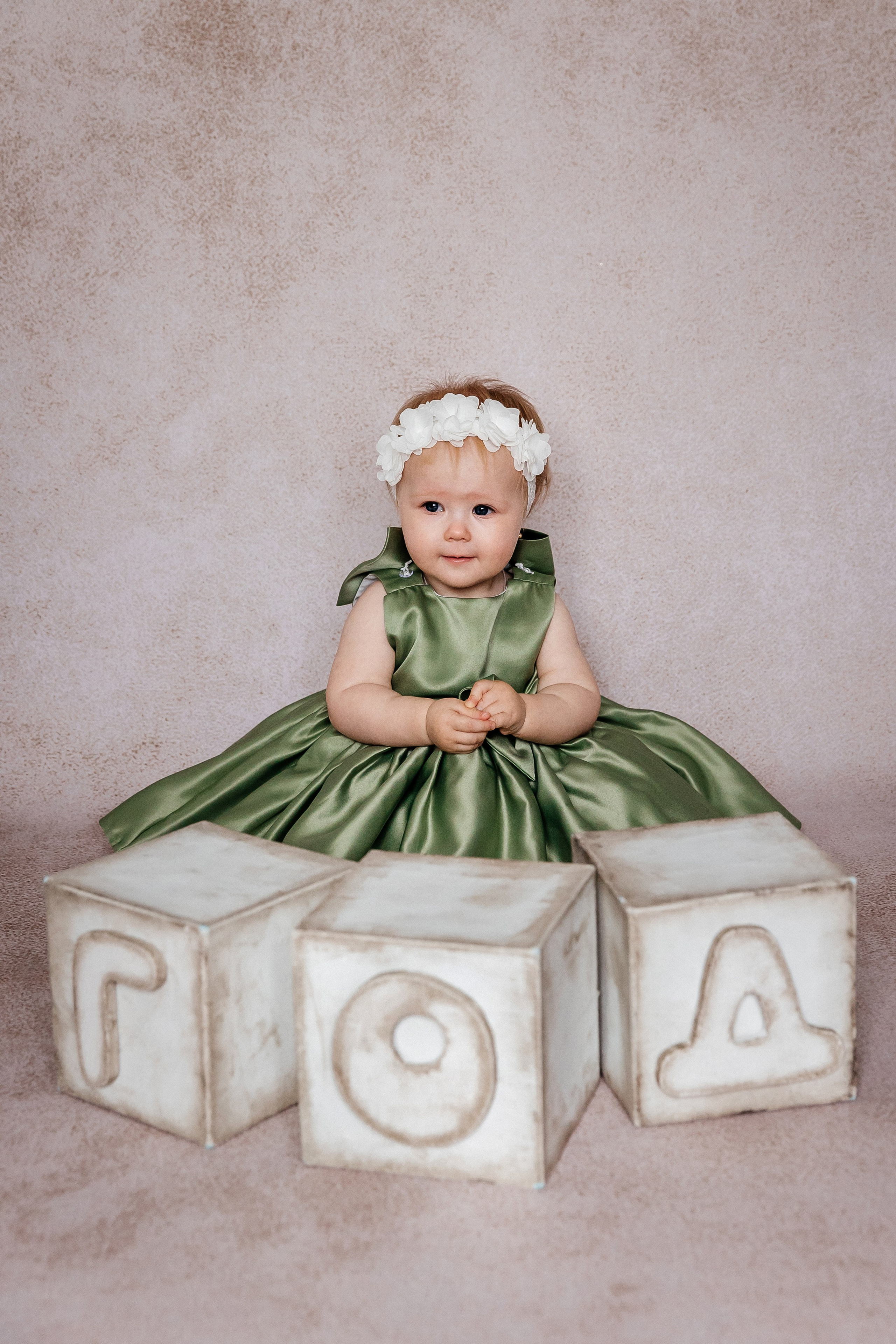 Минимализм (единичка, буквы-кубики, отдельный реквизит на фоне). Детский фотограф, выпускные альбомы в Нижнем Новгороде Бодягина Мария