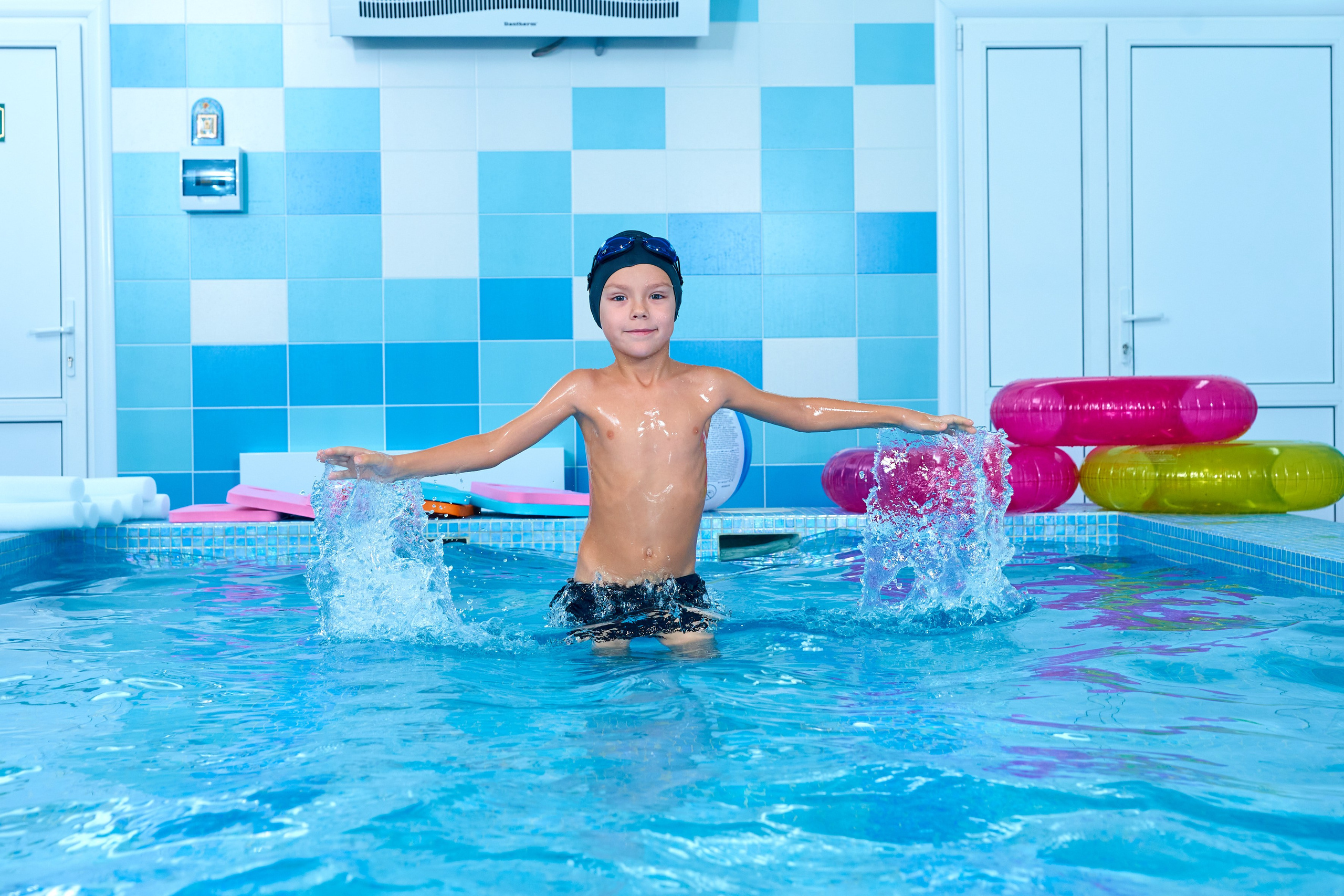 Занятие в бассейне. Childrenfoto.ru