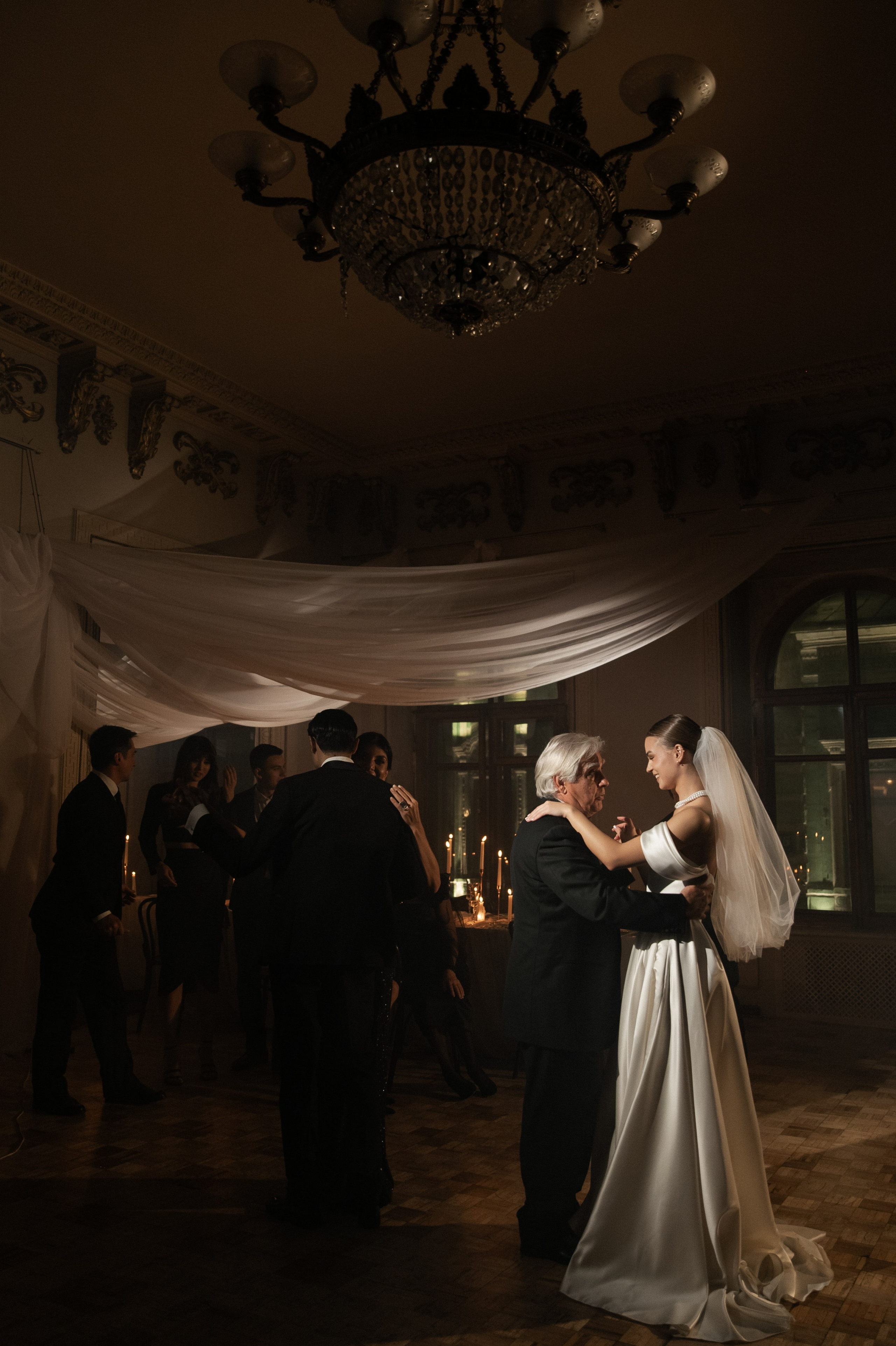 Камерный свадебный ужин при свечах в старинном особняке в фотостудии 21. Kult. Ярослава Ерина — свадебный фотограф в Москве