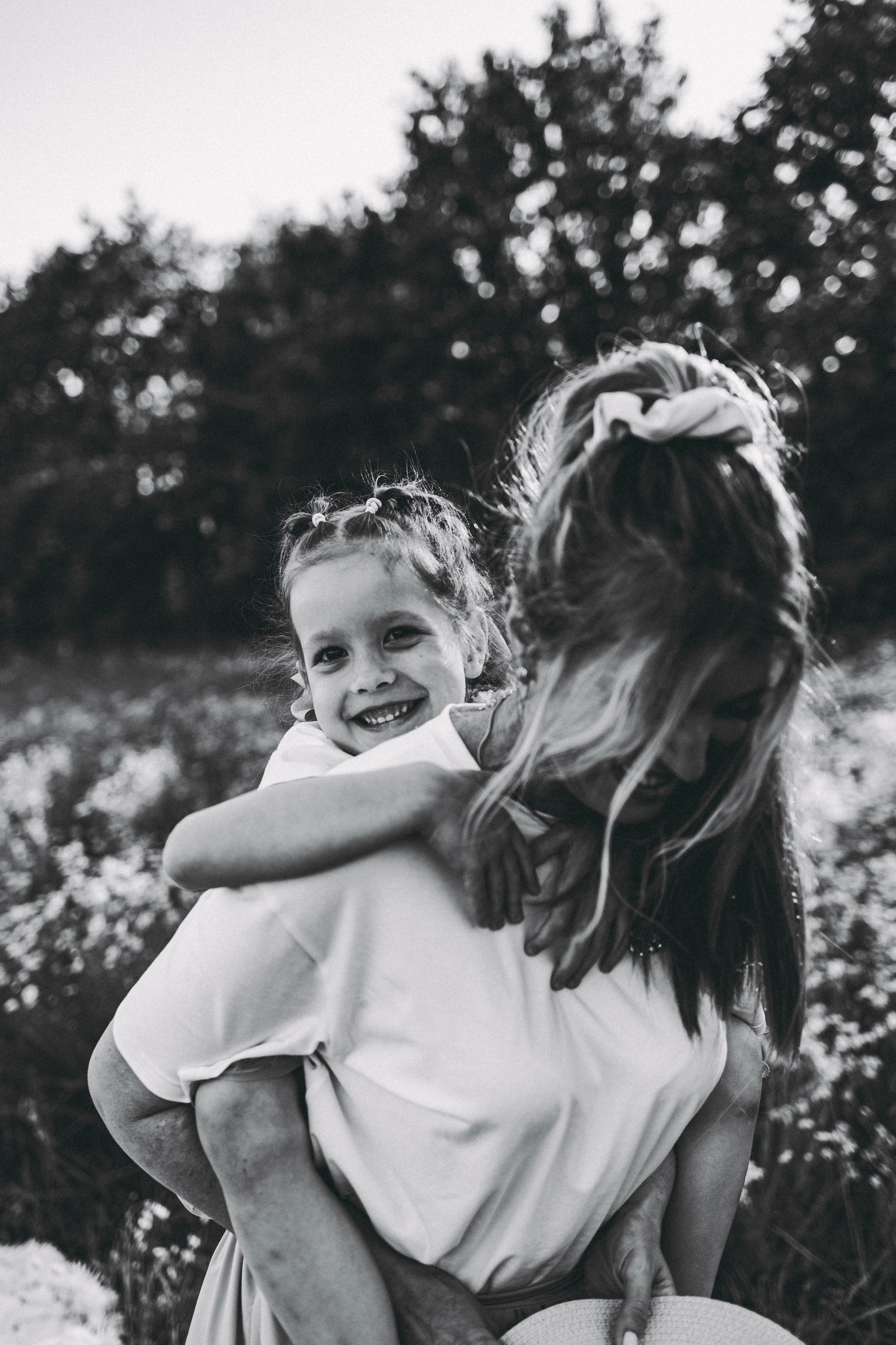 Внучка и бабуля прогулка на природе. Коммерческий фотограф