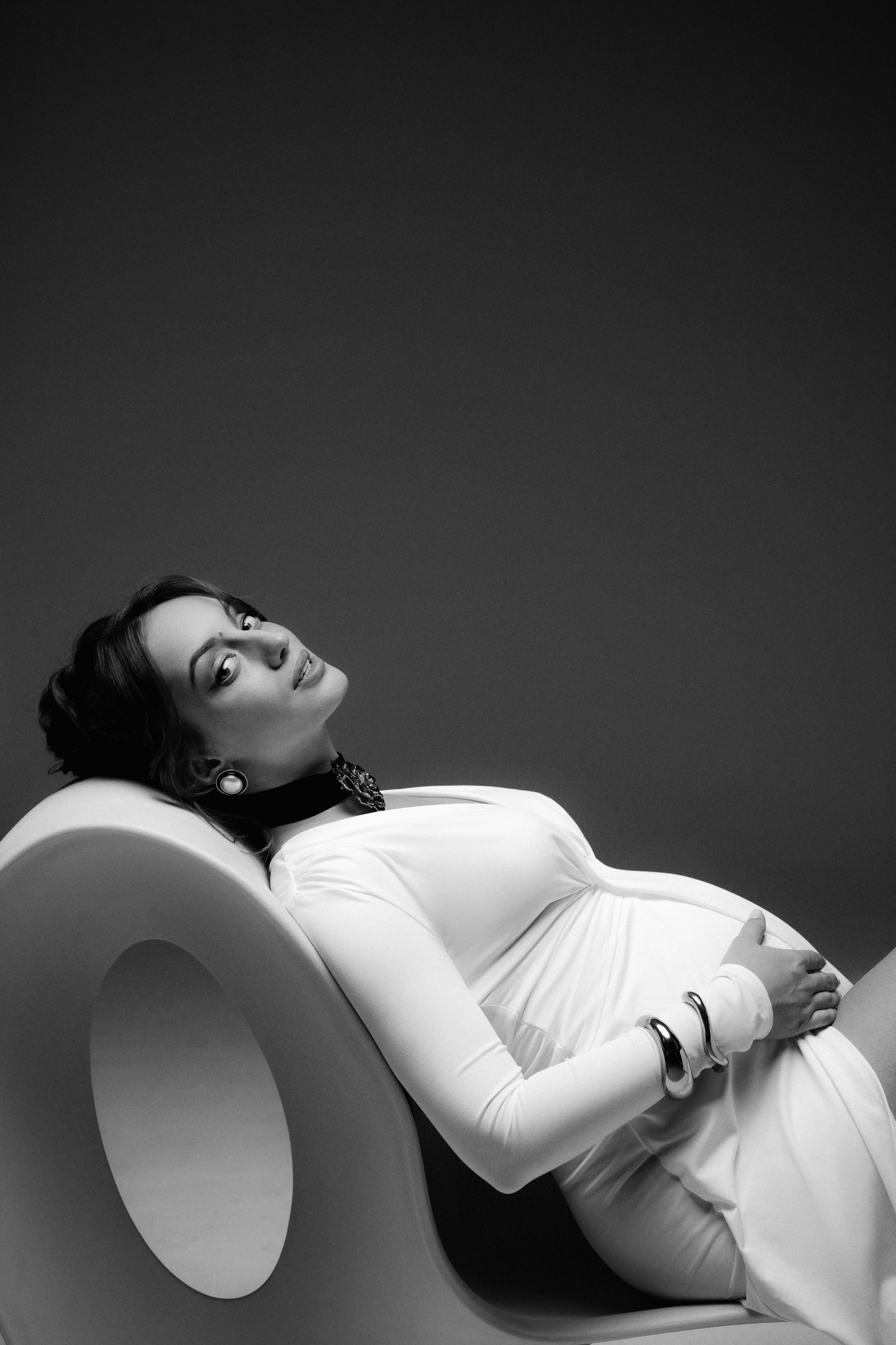 Александра. Фотосессия беременности на циклораме. Фотограф в Москве Ольга Сатони