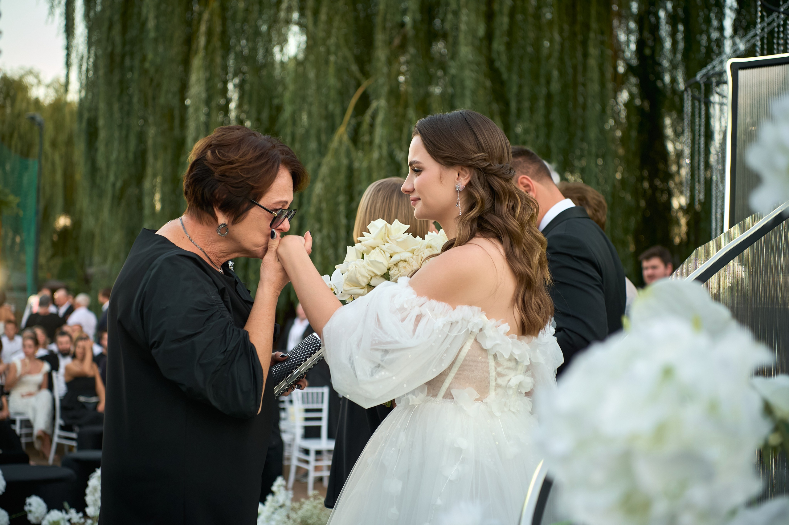 Свадьба с искусственным интеллектом в Усадьбе фамилии от ТВИНС СТУДИО лучших фотографов Краснодара. ТВИНС СТУДИО — лучшие свадебные фотографы и видеографы в Краснодаре