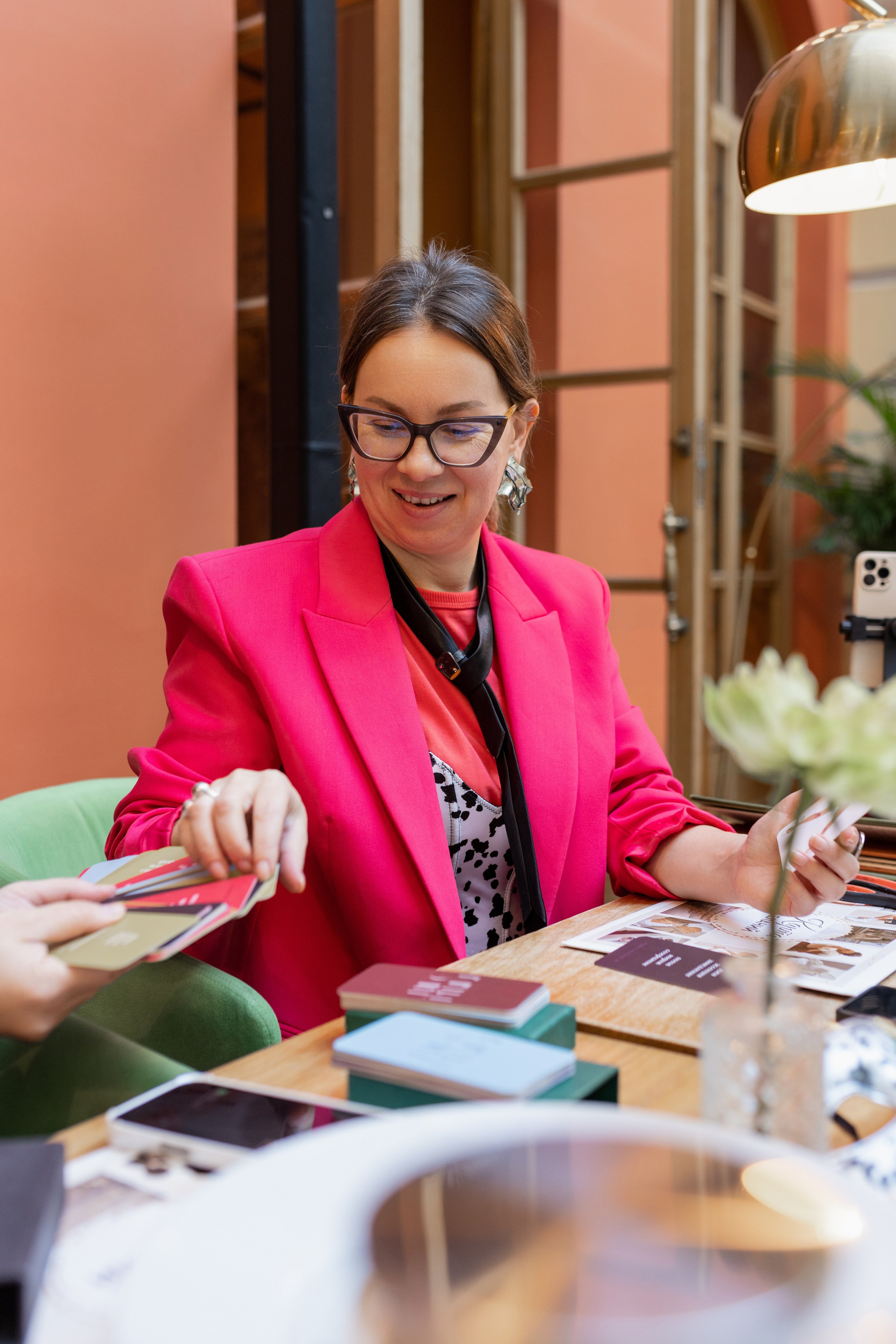 Женщины вытягивают карты