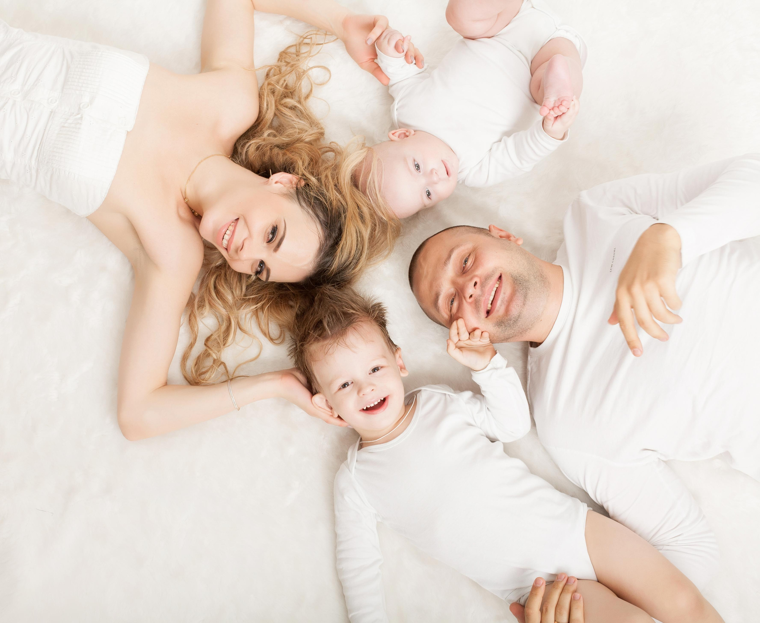 Семья Валерии - муж и двое детей. Мама с сыновьями. Фотостудия Алматы. Семейная и детская фотостудия Family studio.Фотограф Алматы