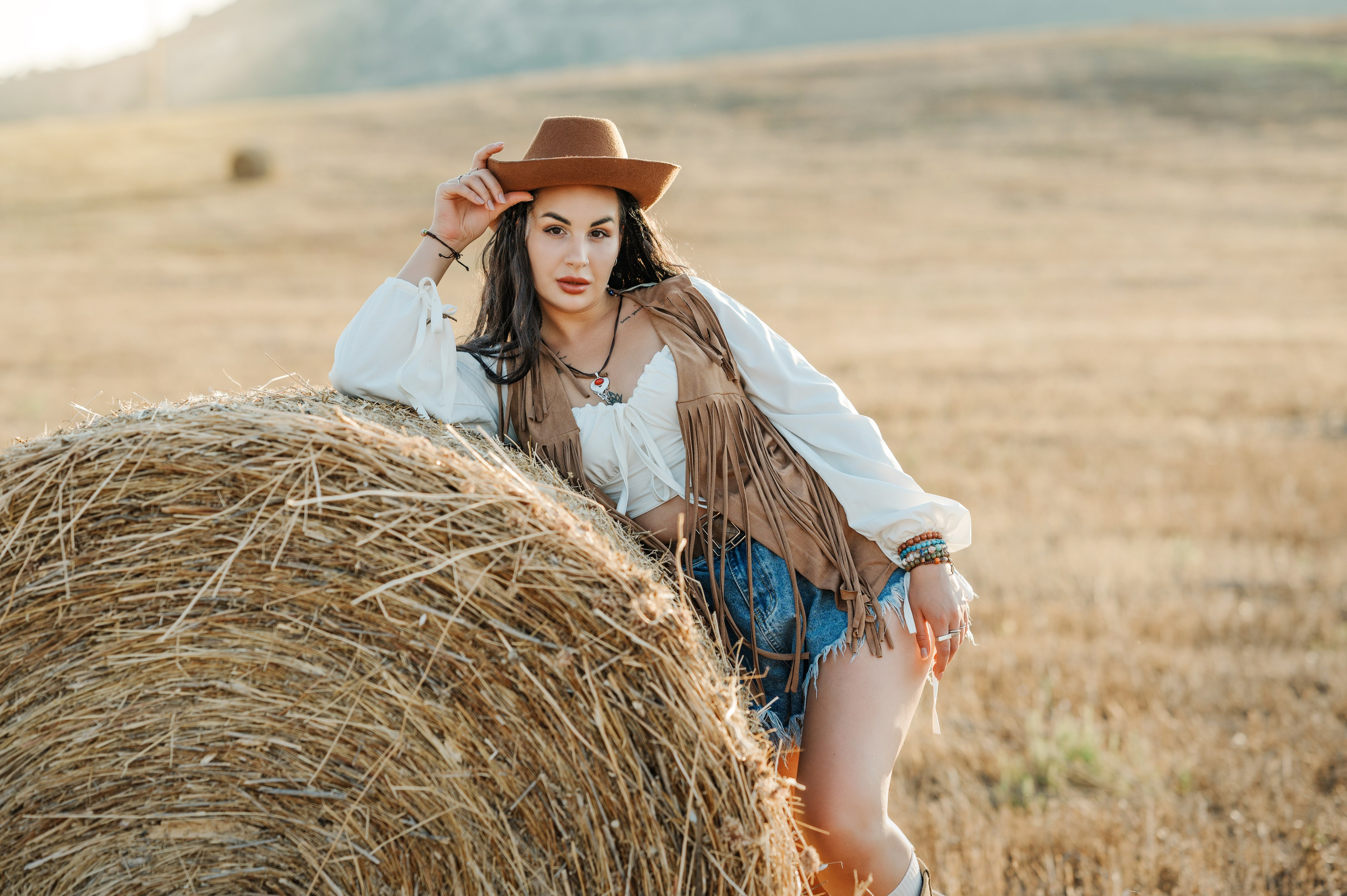 Фотосессия в стиле кантри на закате в стогах сена. Идеи для фотосессии в Крыму. Фотограф в Симферополе и по Крыму Ольга Топоривская. Лучшие места для фотосессий в Крыму.