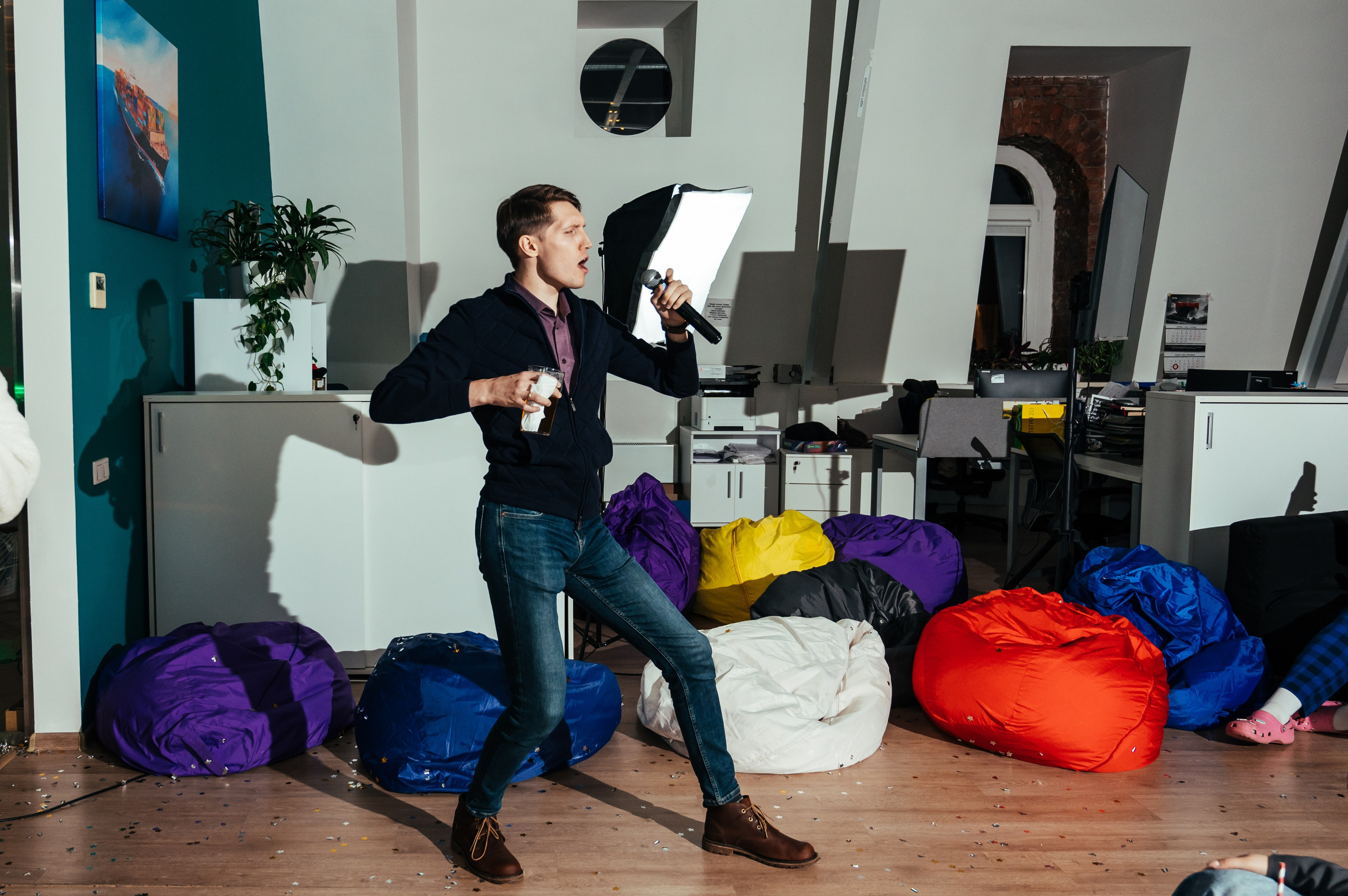 Фотосъёмка корпоратива в офисе в Санкт-Петербурге. Анастасия Петрович фотограф, фотокорреспондент в Москве и Санкт-Петербурге. Фотосъёмка репортажа, мероприятия, корпоративная съёмка, контент