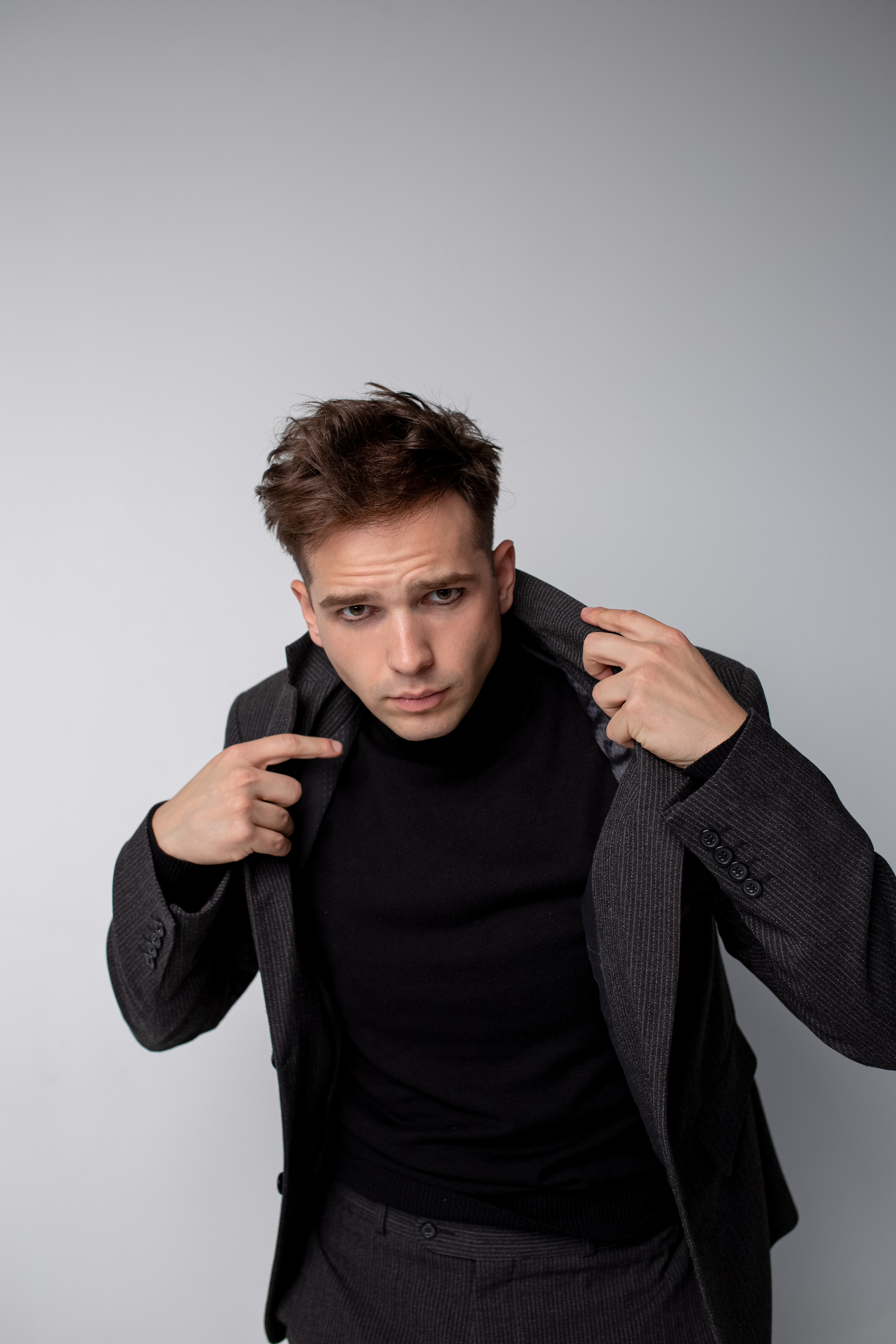 Фотосессия актёра Владислава Чербаева в студии с противогазом и без. Фотограф в Москве Анна Яковлева