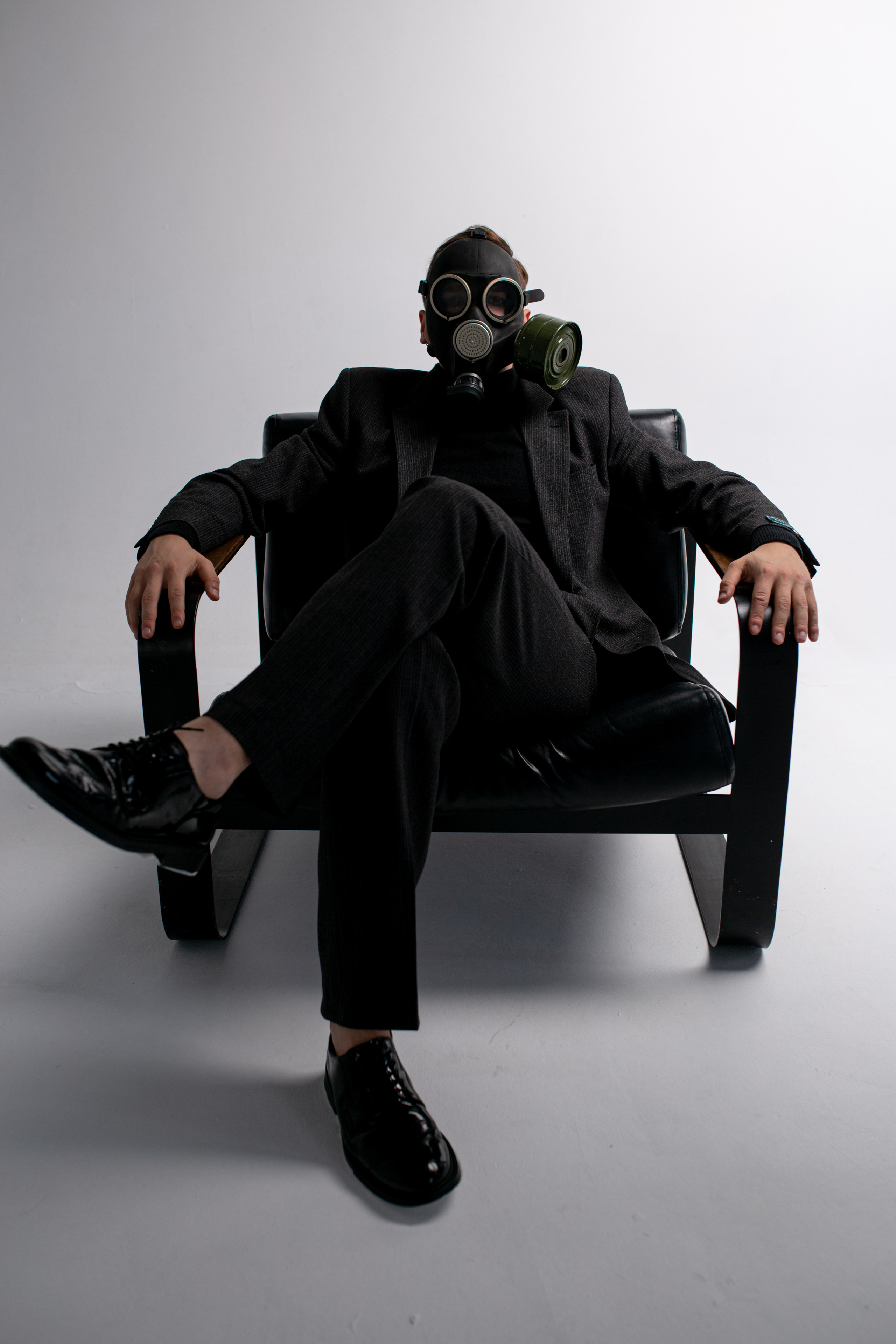 Фотосессия актёра Владислава Чербаева в студии с противогазом и без. Фотограф в Москве Анна Яковлева