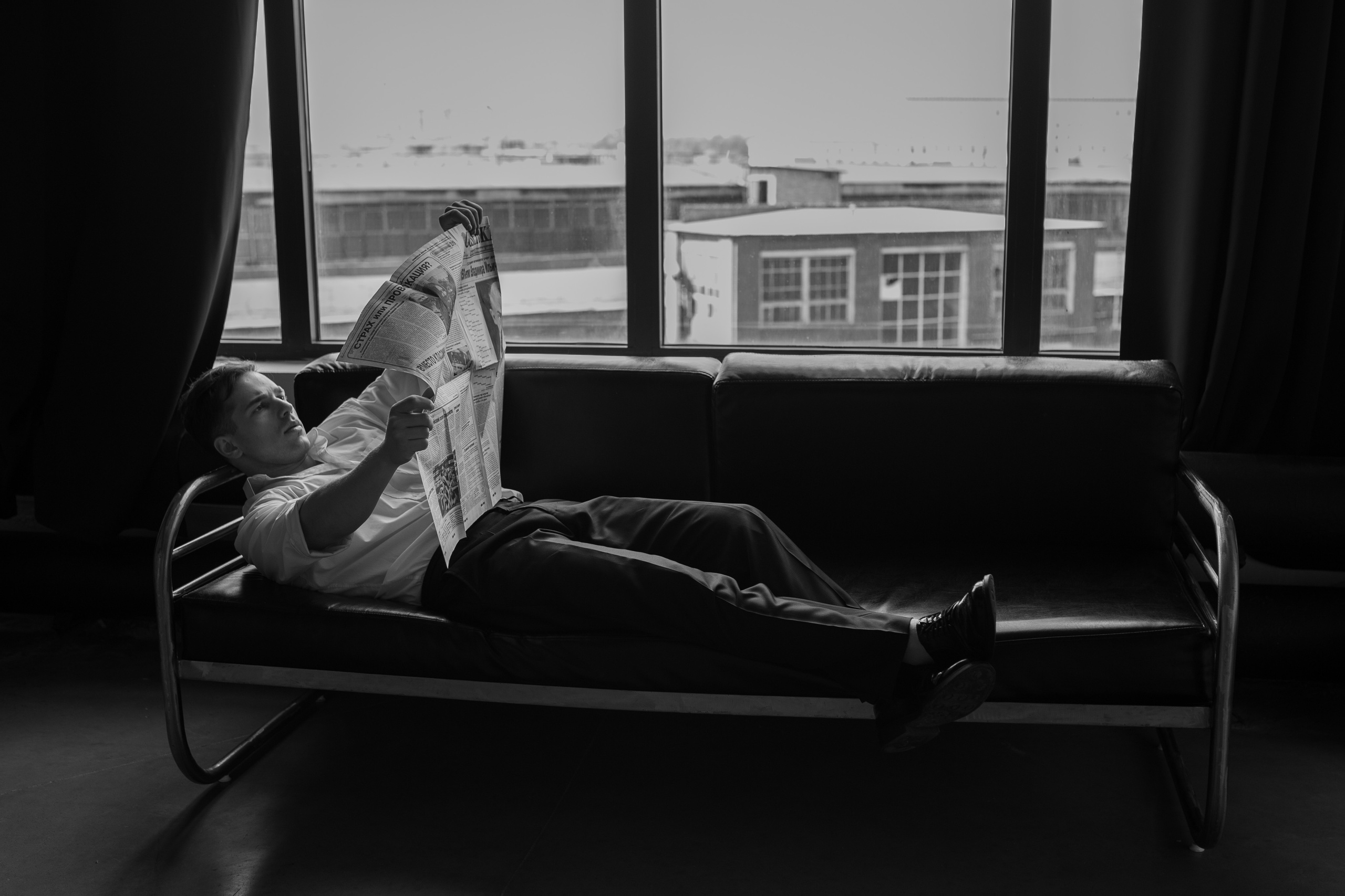 Фотосессия актёра Владислава Чербаева в студии с противогазом и без. Фотограф в Москве Анна Яковлева