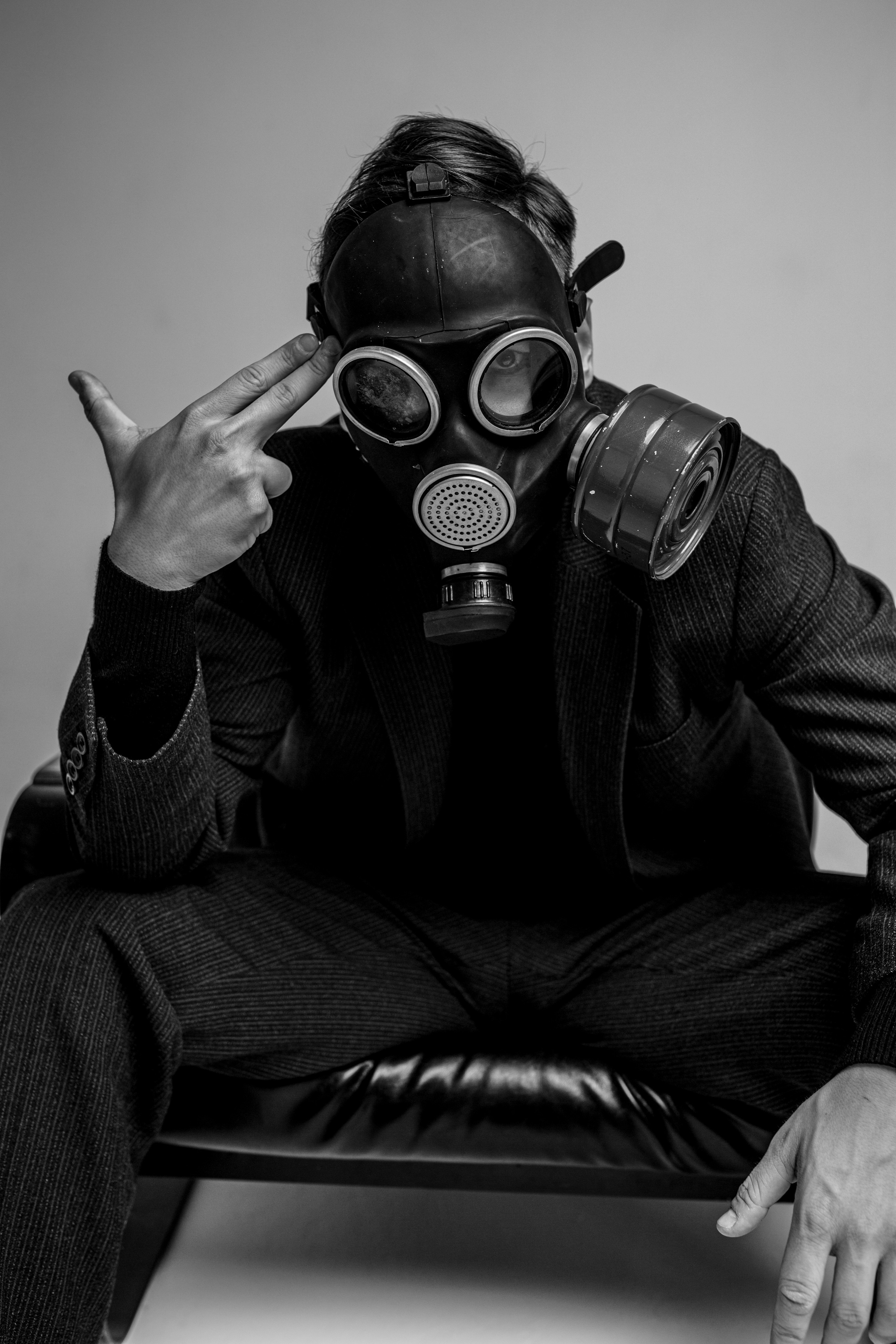 Фотосессия актёра Владислава Чербаева в студии с противогазом и без. Фотограф в Москве Анна Яковлева