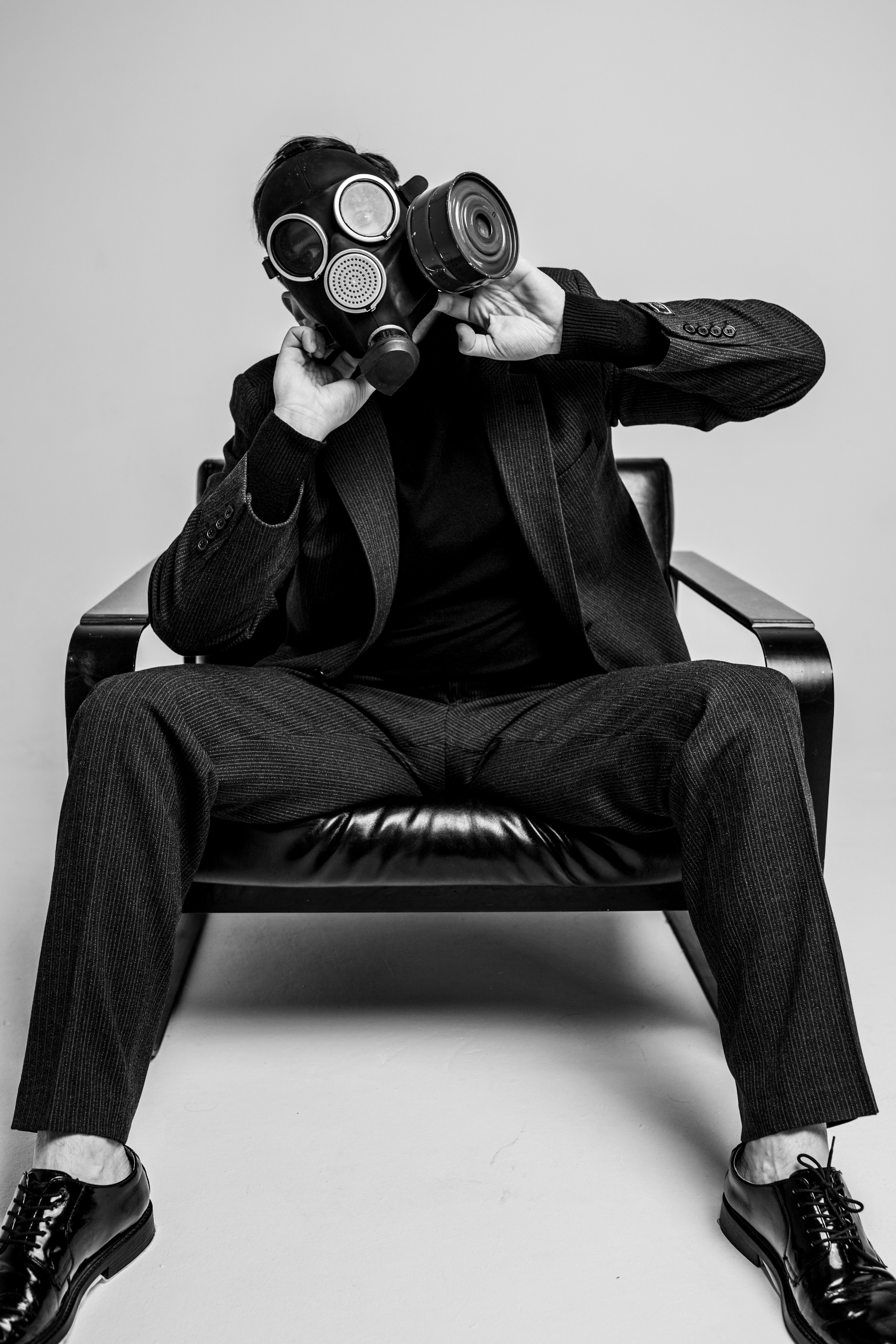 Фотосессия актёра Владислава Чербаева в студии с противогазом и без. Фотограф в Москве Анна Яковлева