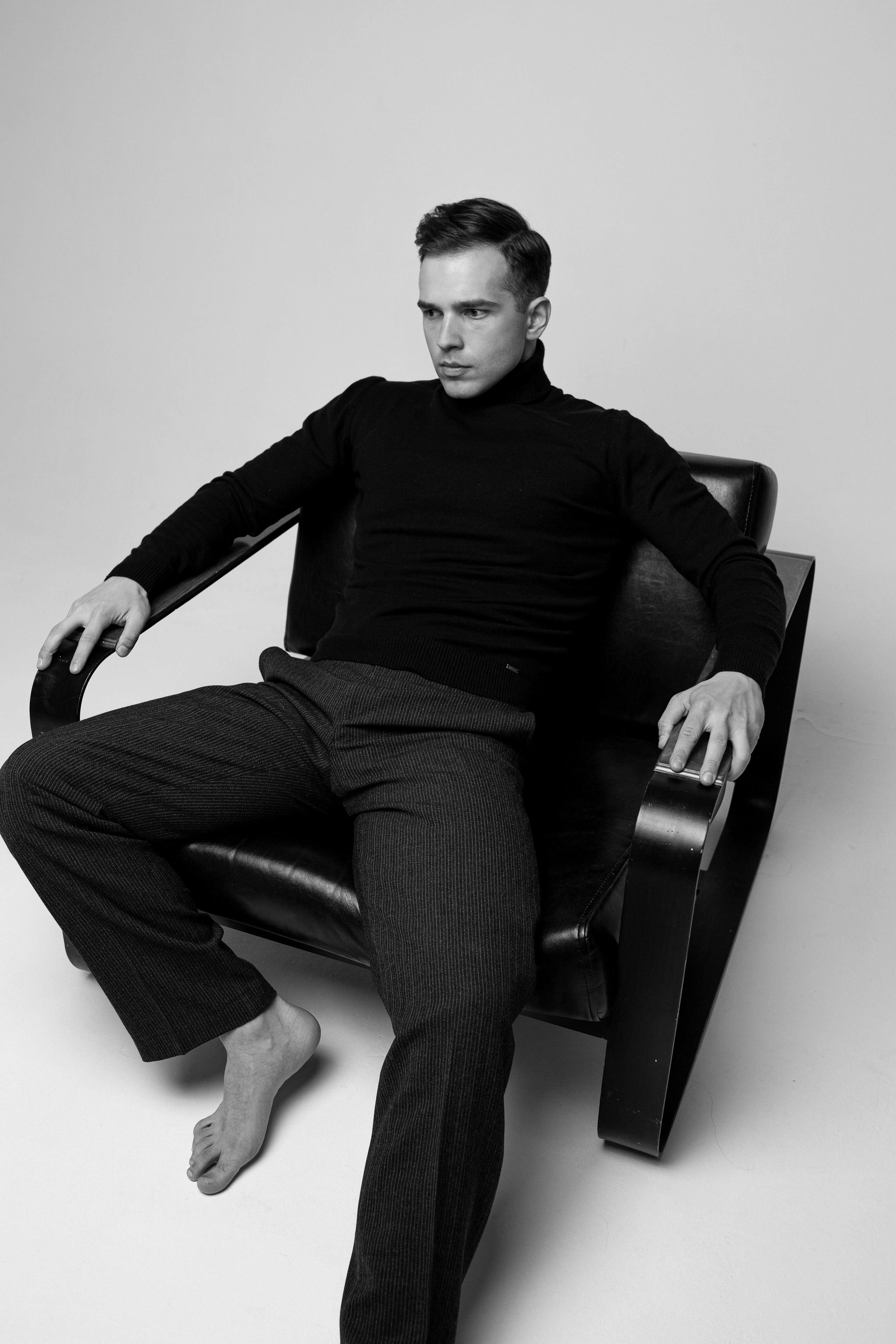 Фотосессия актёра Владислава Чербаева в студии с противогазом и без. Фотограф в Москве Анна Яковлева