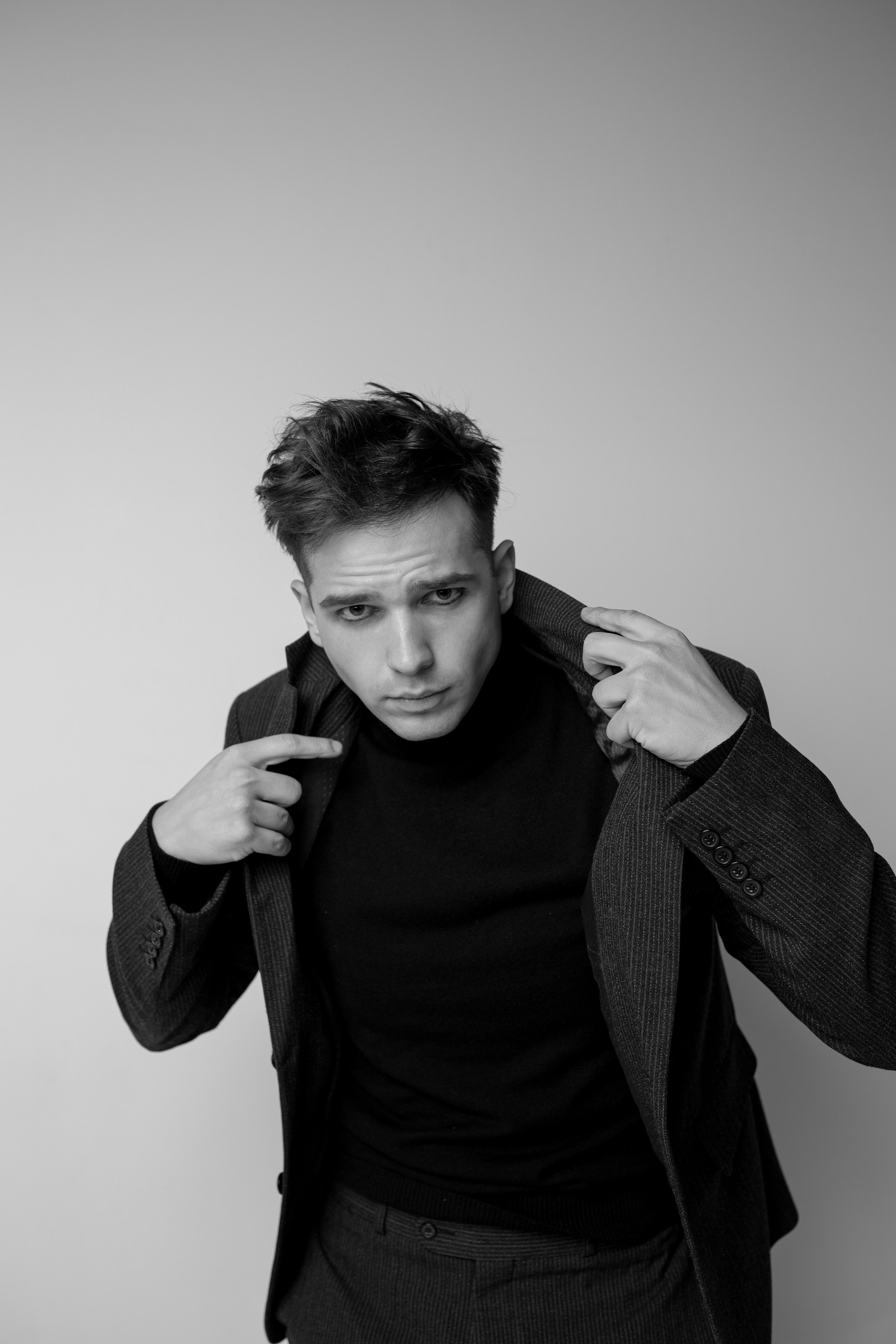 Фотосессия актёра Владислава Чербаева в студии с противогазом и без. Фотограф в Москве Анна Яковлева